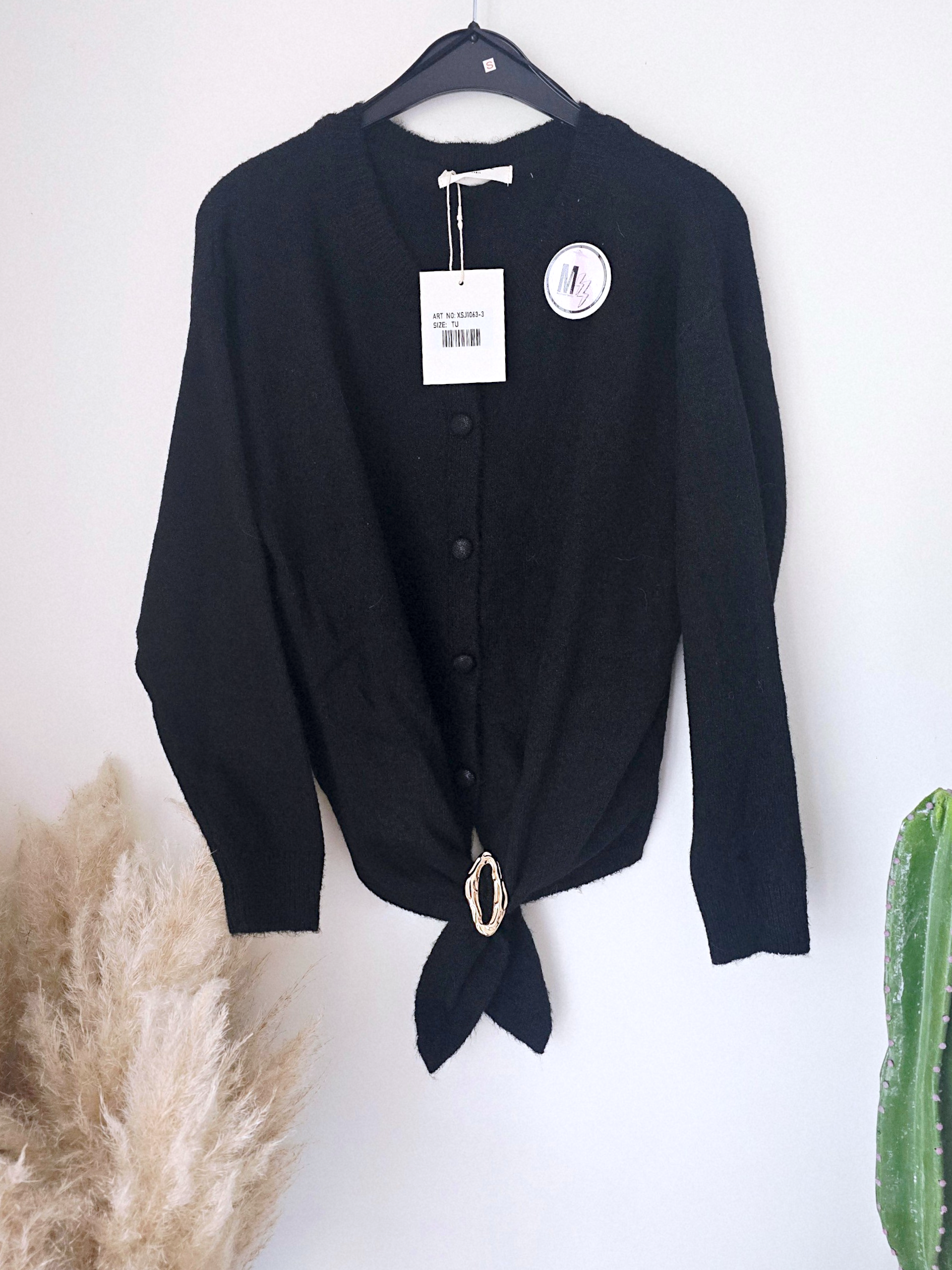 Cardigan noir à boucle dorée - 𝐌𝐚𝐫𝐢𝐧𝐚𝟒𝟒𝐟𝐚𝐦𝐢𝐥𝐲