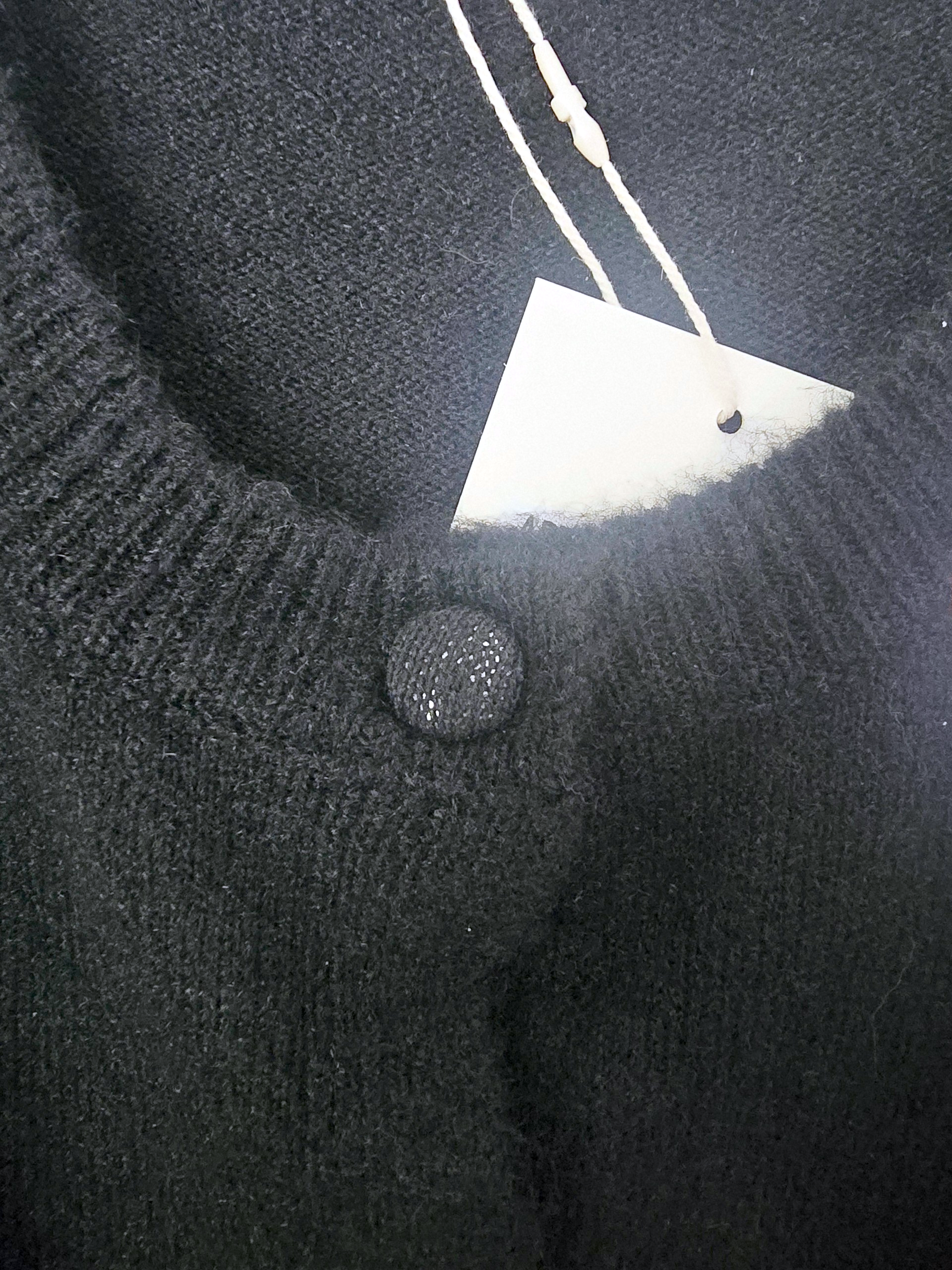 Cardigan noir à boucle dorée - 𝐌𝐚𝐫𝐢𝐧𝐚𝟒𝟒𝐟𝐚𝐦𝐢𝐥𝐲