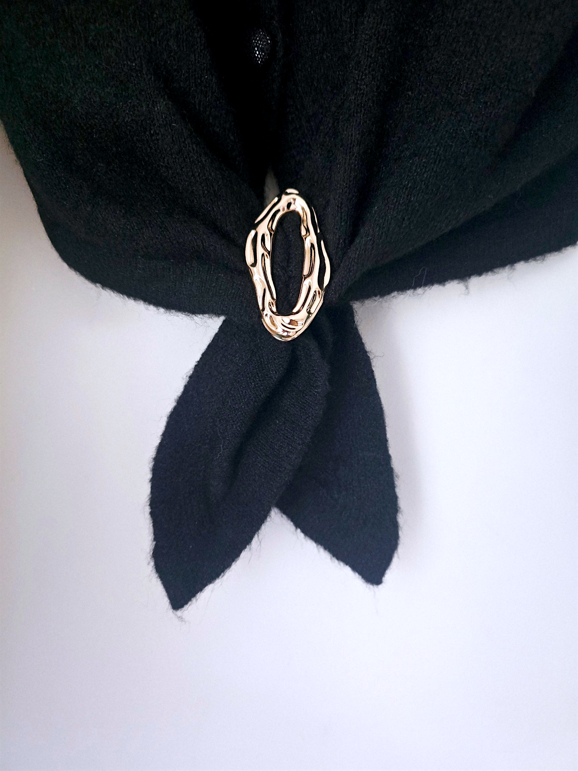 Cardigan noir à boucle dorée - 𝐌𝐚𝐫𝐢𝐧𝐚𝟒𝟒𝐟𝐚𝐦𝐢𝐥𝐲