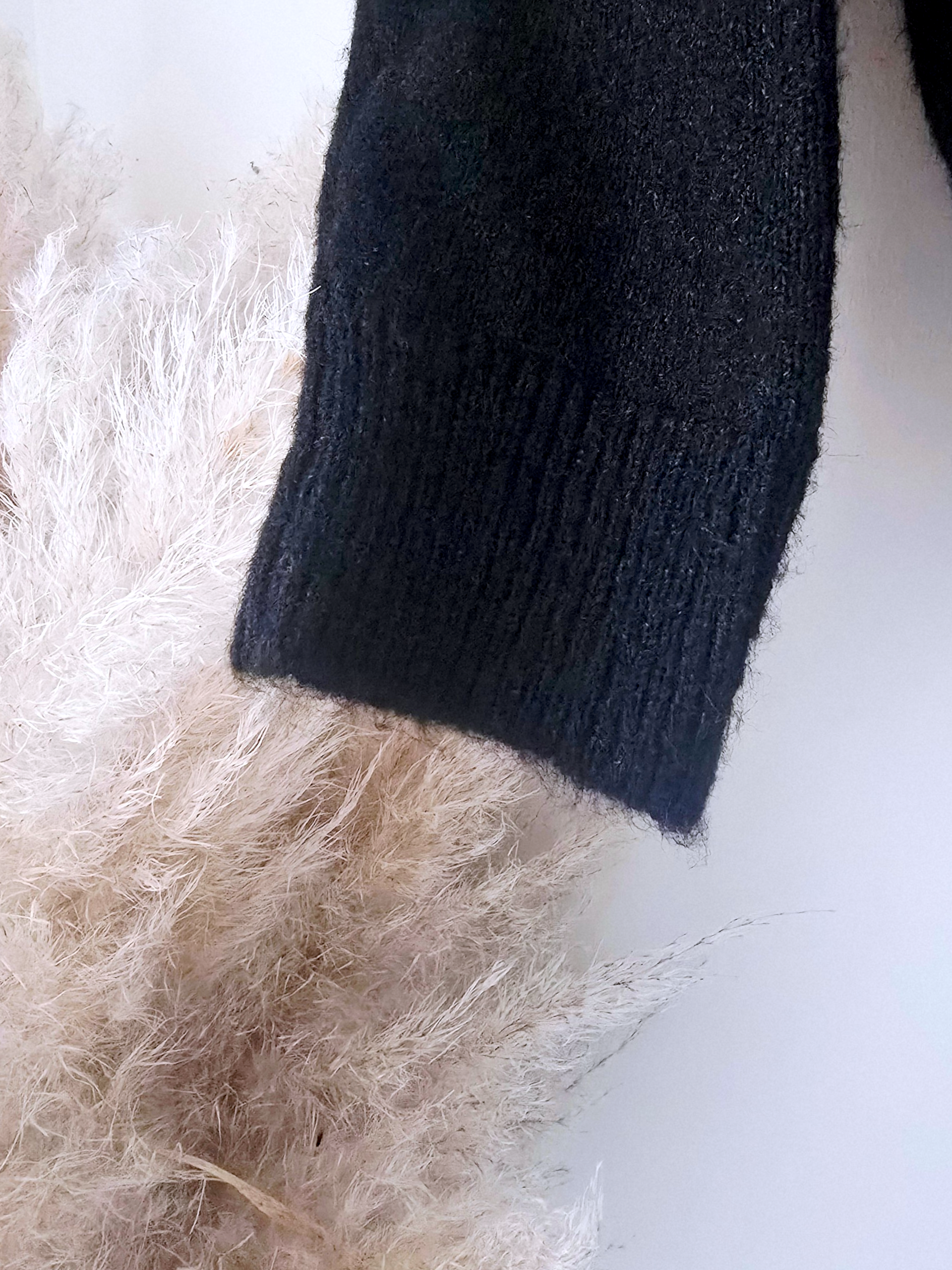 Cardigan noir à boucle dorée - 𝐌𝐚𝐫𝐢𝐧𝐚𝟒𝟒𝐟𝐚𝐦𝐢𝐥𝐲