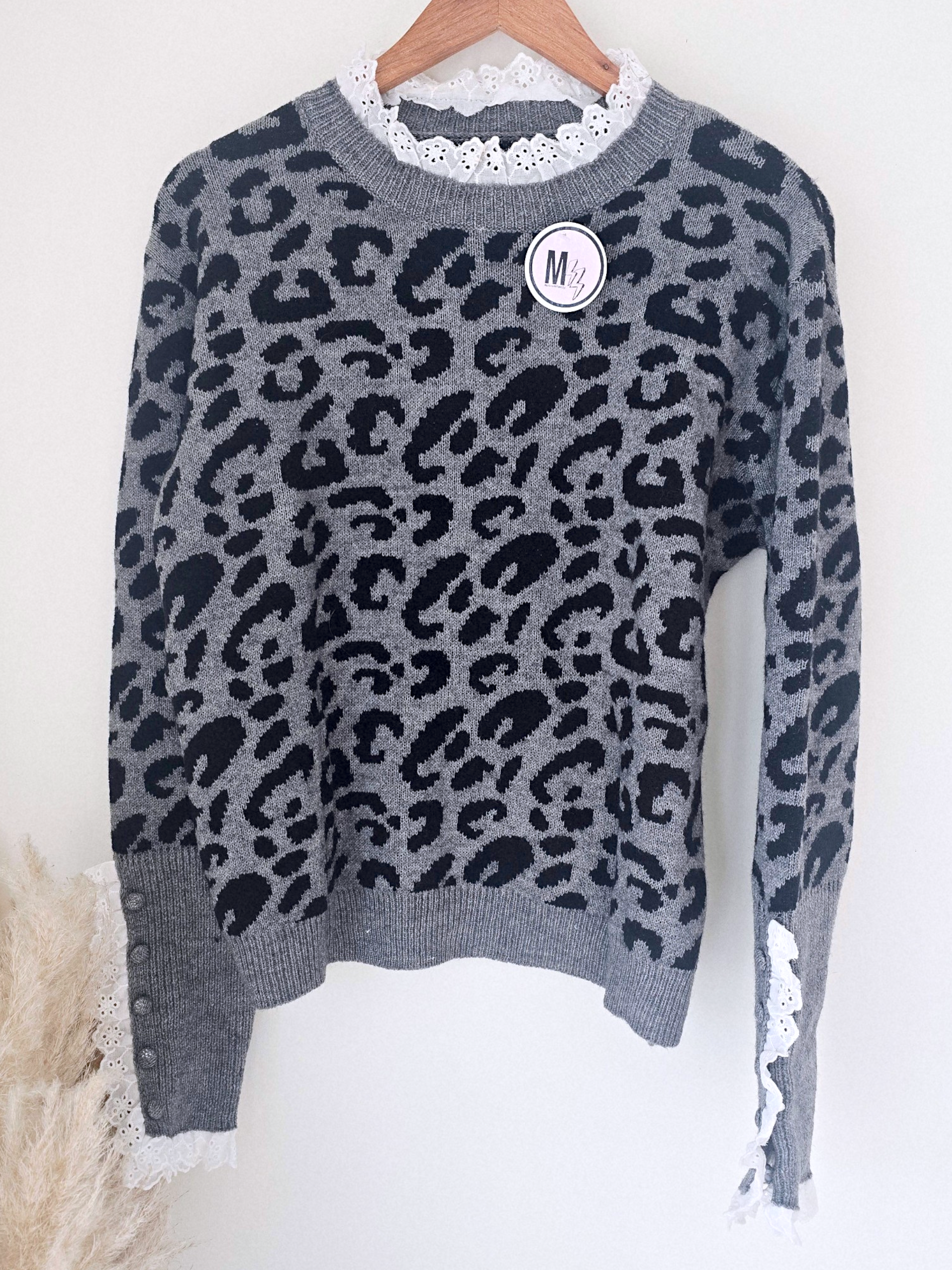 Pull gris à imprimé léopard noir - 𝐌𝐚𝐫𝐢𝐧𝐚𝟒𝟒𝐟𝐚𝐦𝐢𝐥𝐲