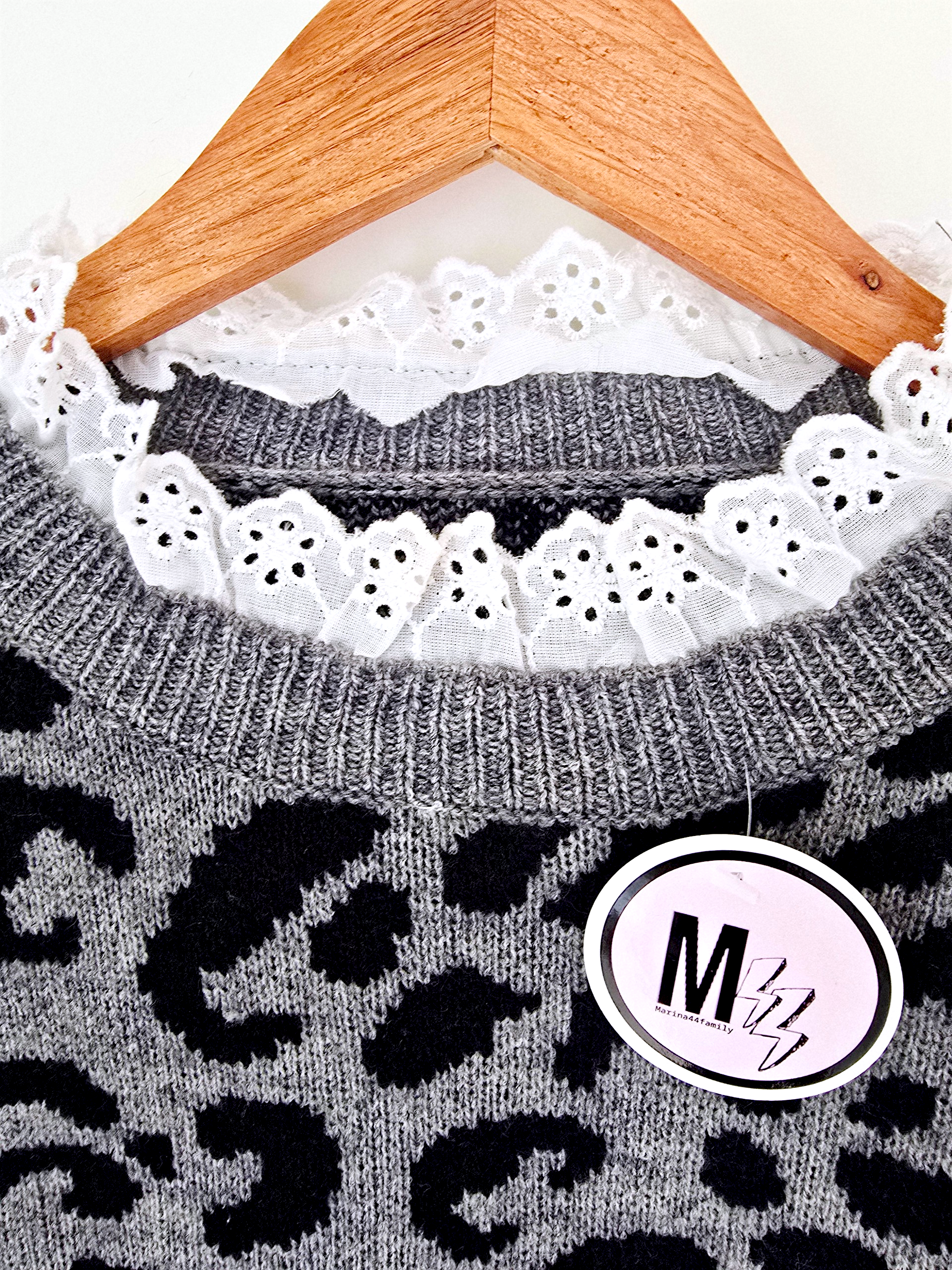 Pull gris à imprimé léopard noir - 𝐌𝐚𝐫𝐢𝐧𝐚𝟒𝟒𝐟𝐚𝐦𝐢𝐥𝐲