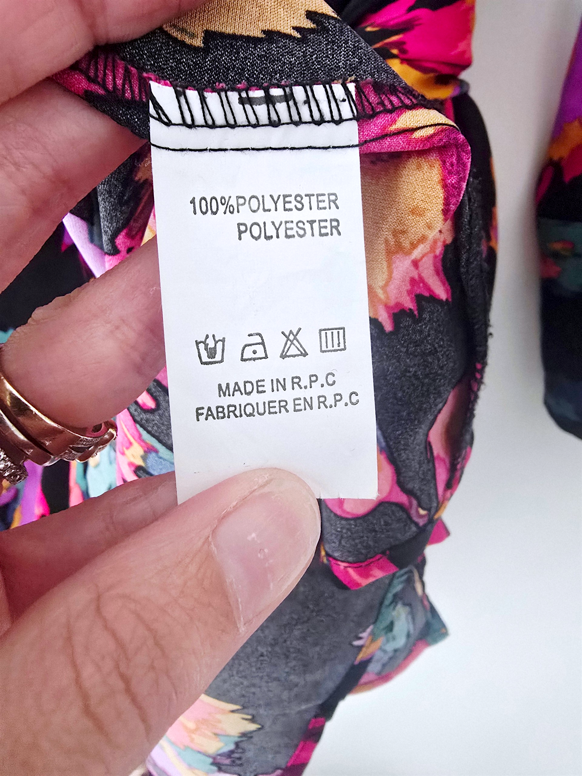 Robe noire à imprimé fleuri lumineux - 𝐌𝐚𝐫𝐢𝐧𝐚𝟒𝟒𝐟𝐚𝐦𝐢𝐥𝐲
