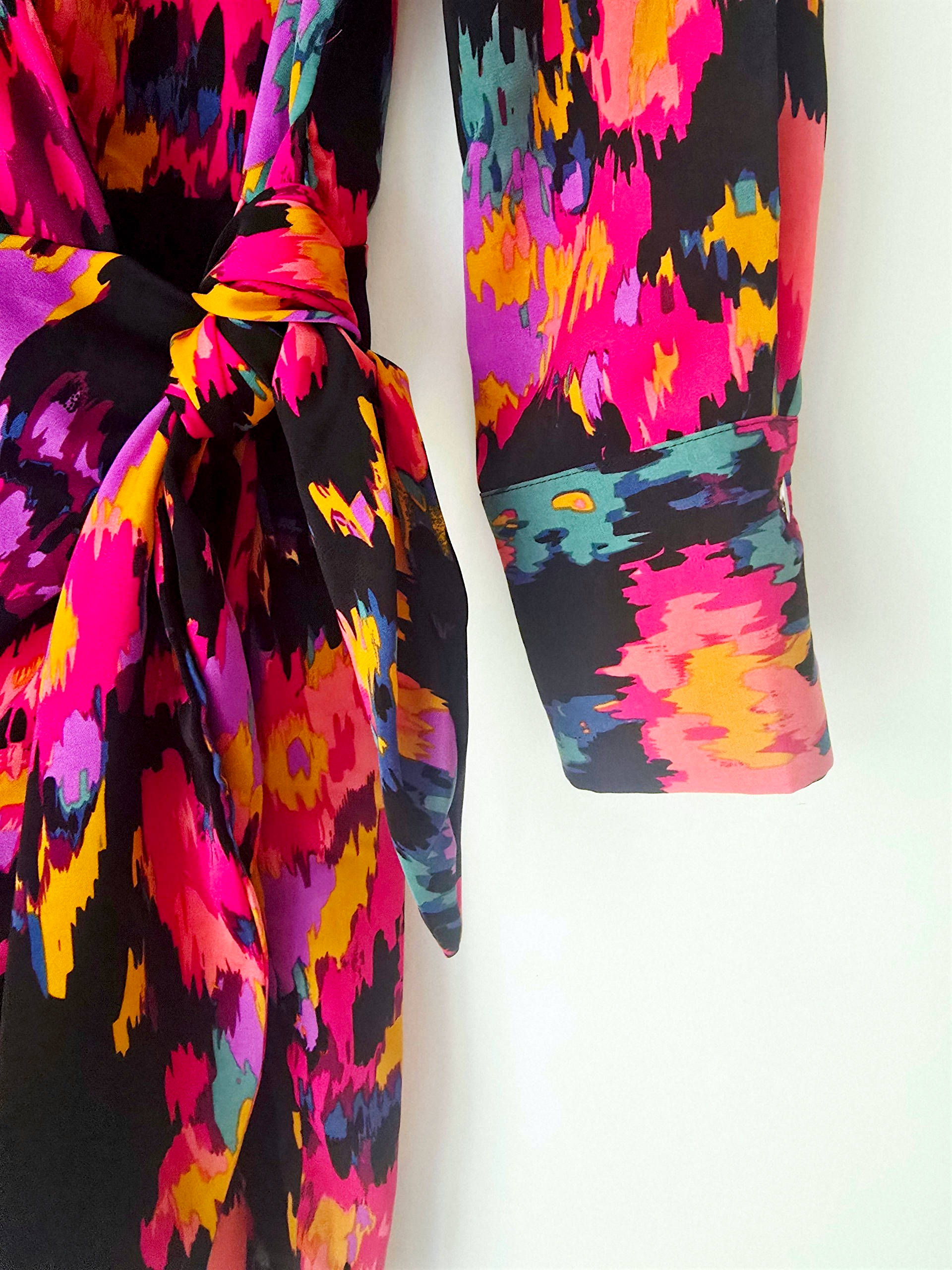 Robe noire à imprimé fleuri lumineux - 𝐌𝐚𝐫𝐢𝐧𝐚𝟒𝟒𝐟𝐚𝐦𝐢𝐥𝐲