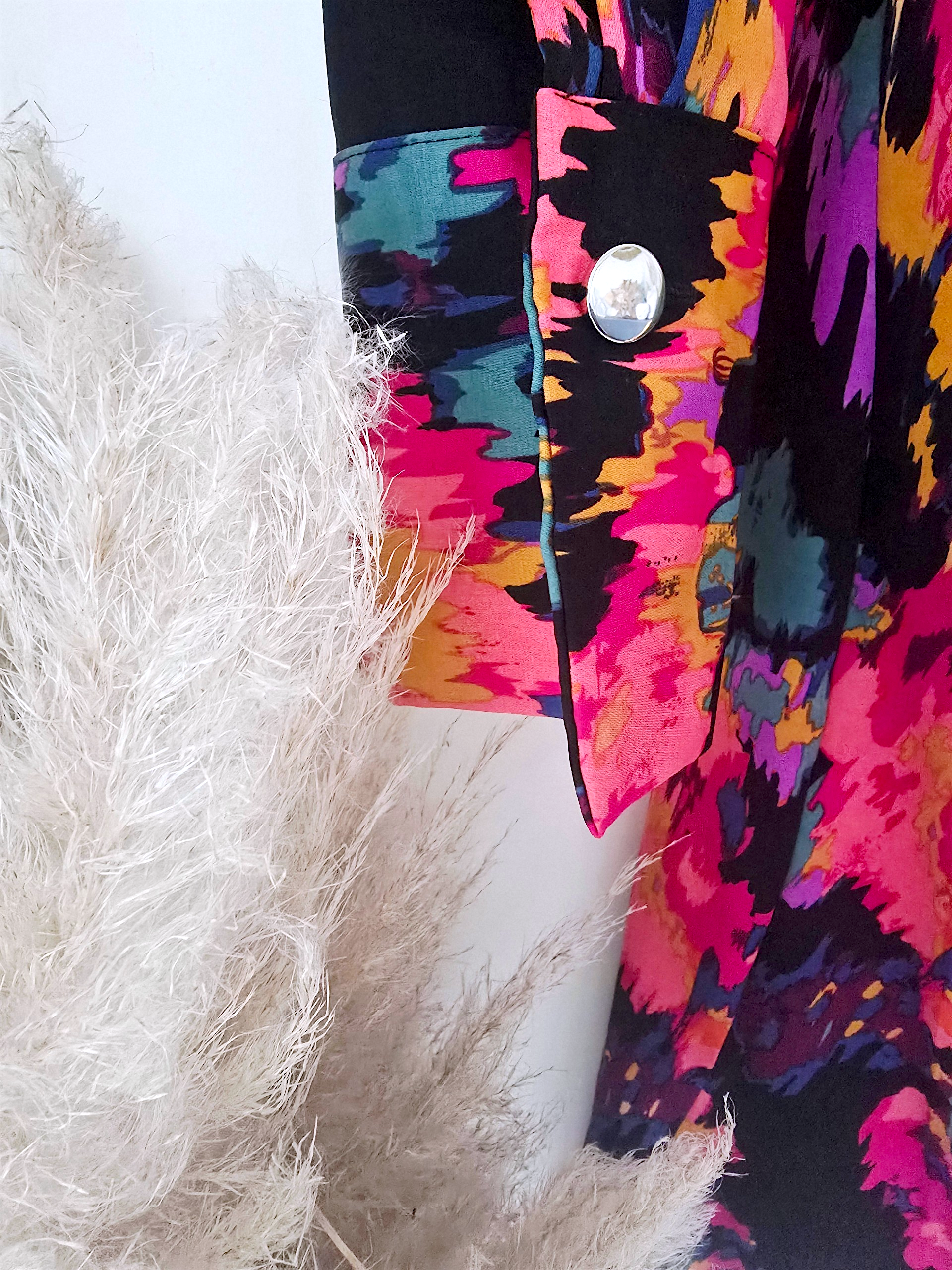 Robe noire à imprimé fleuri lumineux - 𝐌𝐚𝐫𝐢𝐧𝐚𝟒𝟒𝐟𝐚𝐦𝐢𝐥𝐲