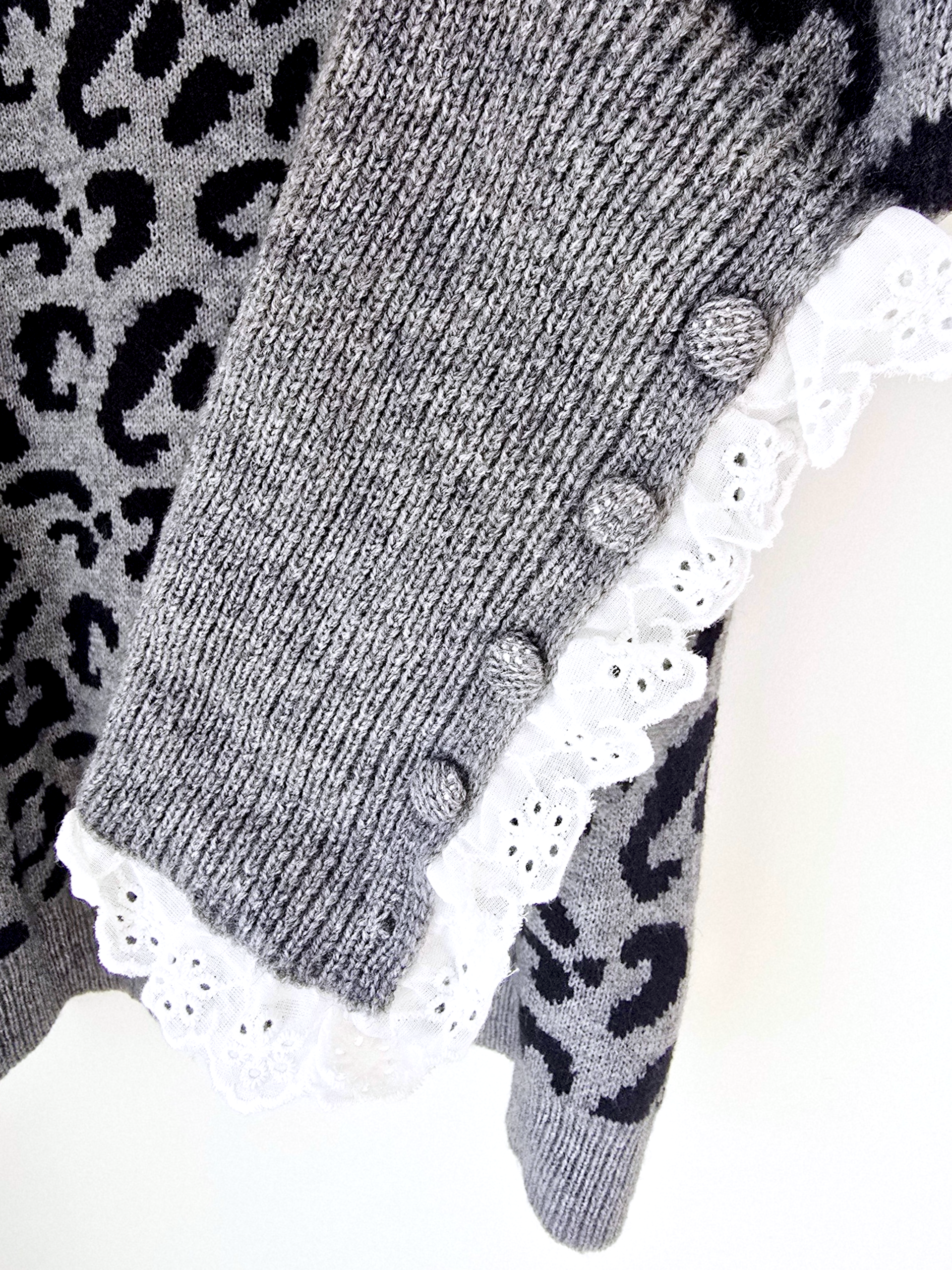 Pull gris à imprimé léopard noir - 𝐌𝐚𝐫𝐢𝐧𝐚𝟒𝟒𝐟𝐚𝐦𝐢𝐥𝐲