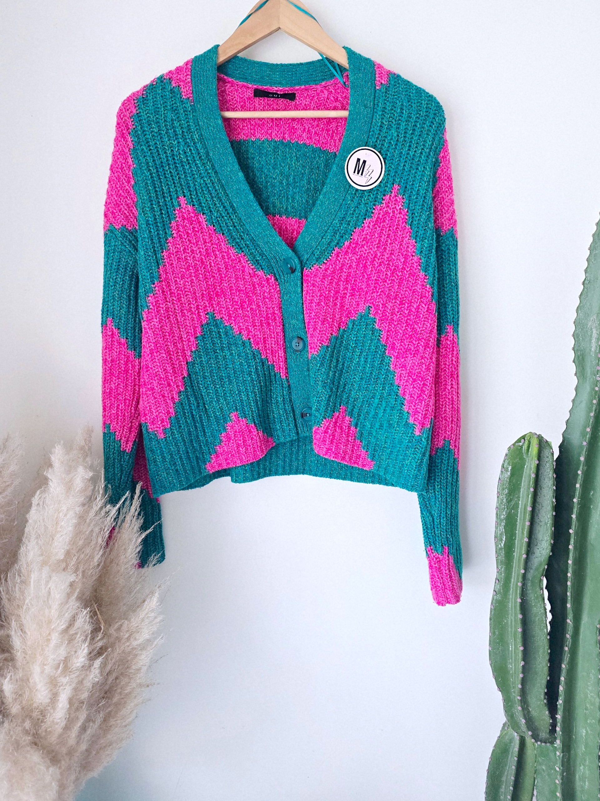 Cardigan à imprimé géométrique rose fuchsia et vert. - 𝐌𝐚𝐫𝐢𝐧𝐚𝟒𝟒𝐟𝐚𝐦𝐢𝐥𝐲