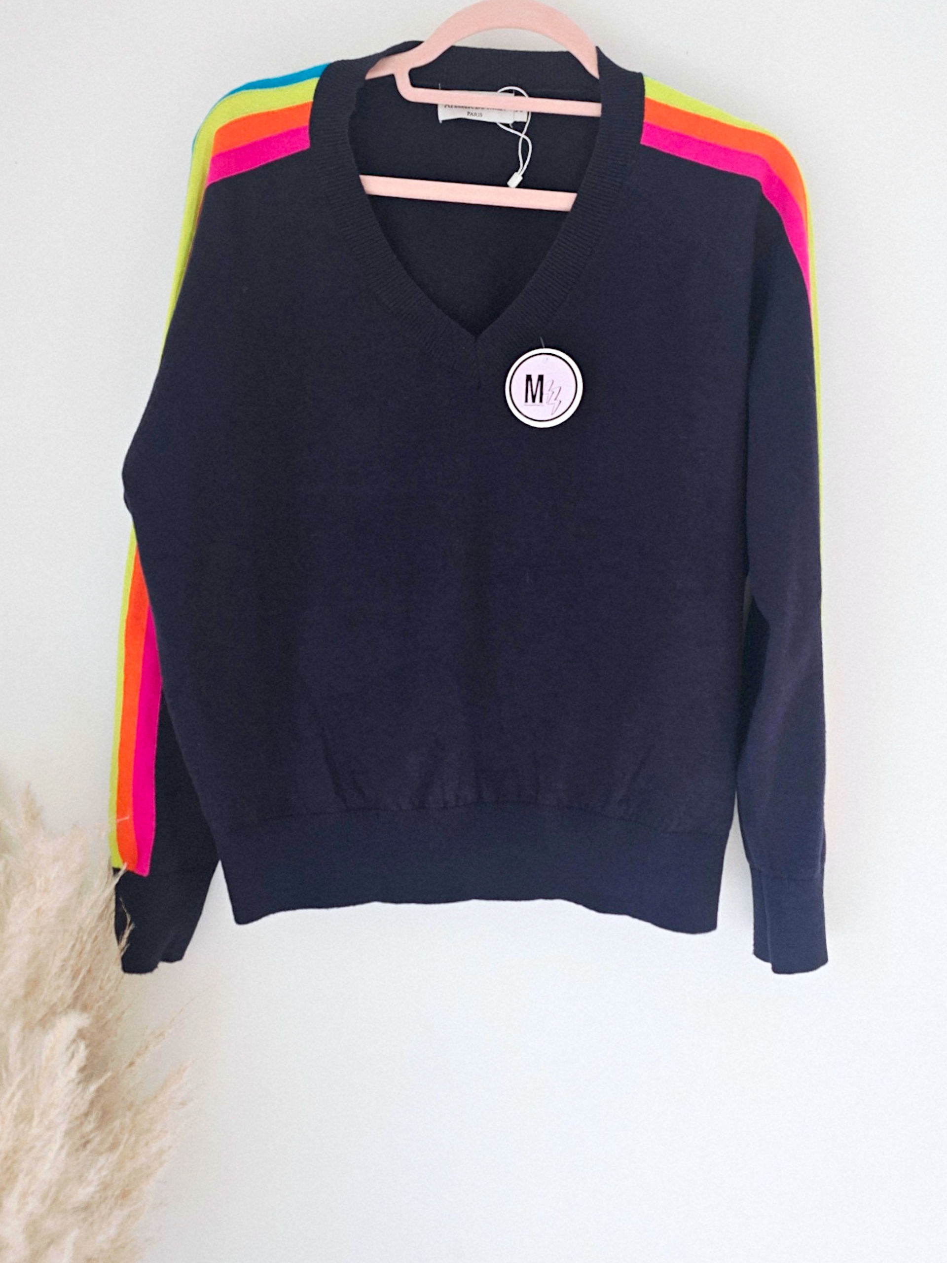 Pull bleu marine manches arc-en-ciel fluo - 𝐌𝐚𝐫𝐢𝐧𝐚𝟒𝟒𝐟𝐚𝐦𝐢𝐥𝐲