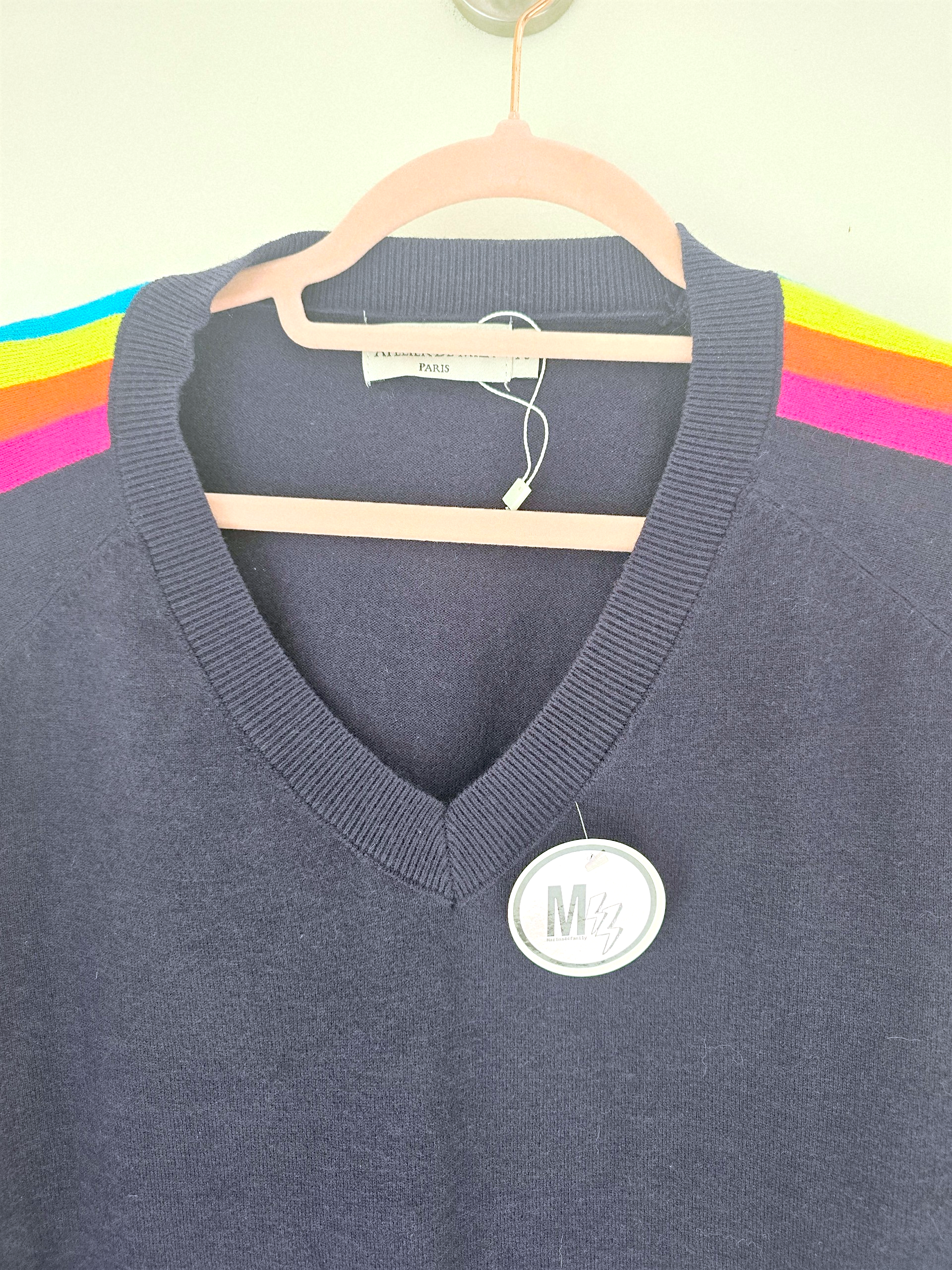 Pull bleu marine manches arc-en-ciel fluo - 𝐌𝐚𝐫𝐢𝐧𝐚𝟒𝟒𝐟𝐚𝐦𝐢𝐥𝐲