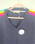 Pull bleu marine manches arc-en-ciel fluo - 𝐌𝐚𝐫𝐢𝐧𝐚𝟒𝟒𝐟𝐚𝐦𝐢𝐥𝐲