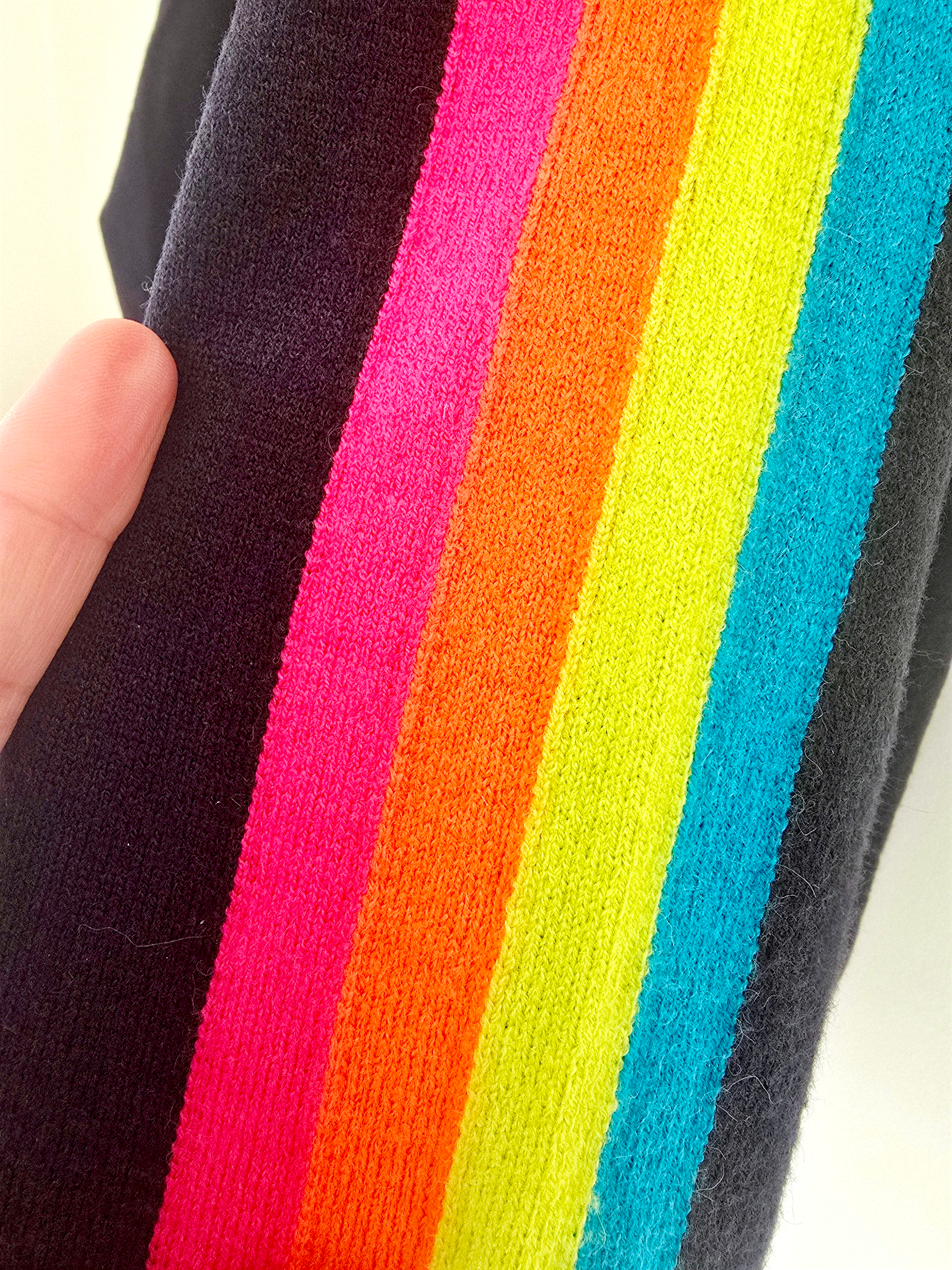 Pull bleu marine manches arc-en-ciel fluo - 𝐌𝐚𝐫𝐢𝐧𝐚𝟒𝟒𝐟𝐚𝐦𝐢𝐥𝐲