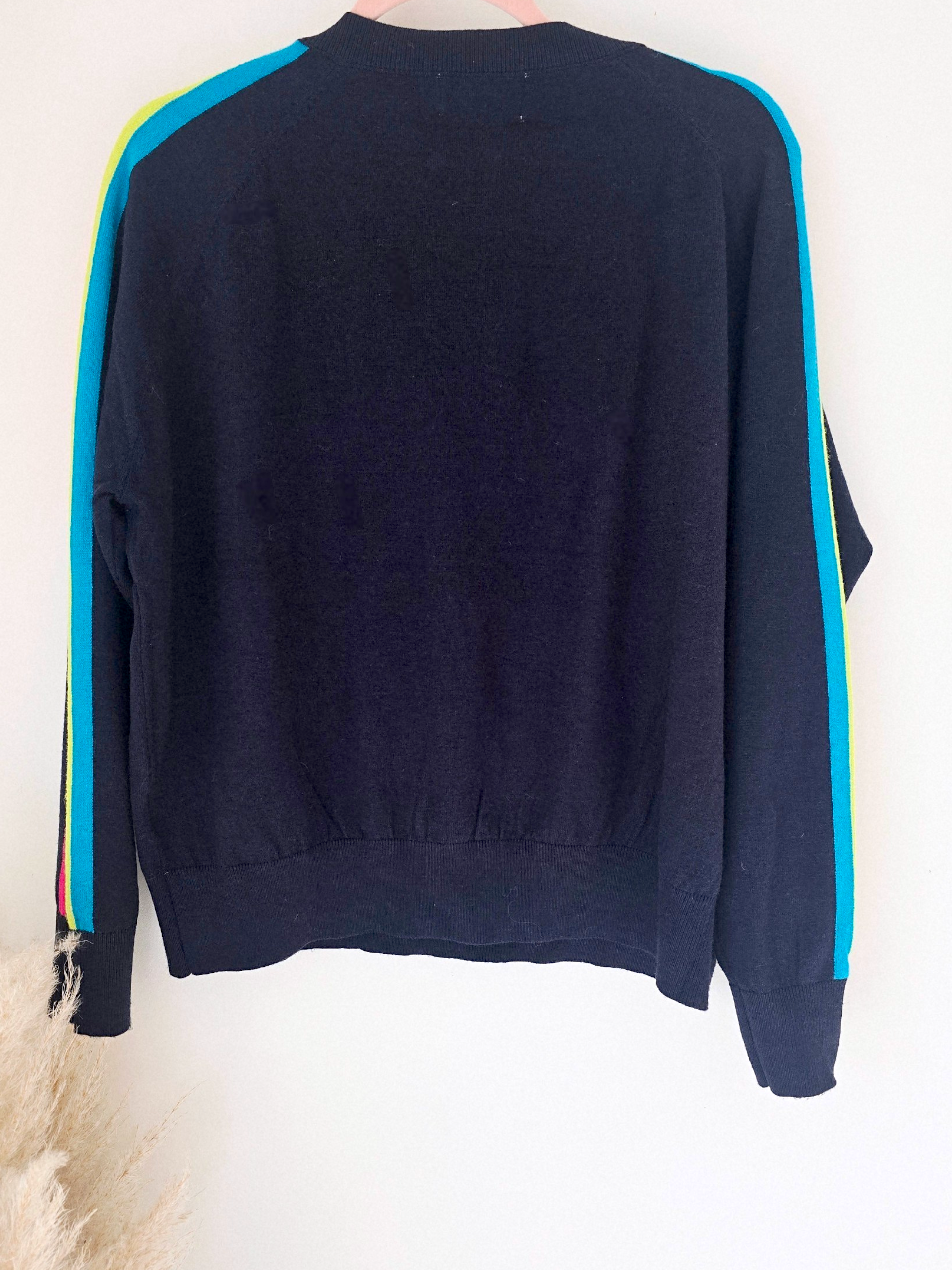 Pull bleu marine manches arc-en-ciel fluo - 𝐌𝐚𝐫𝐢𝐧𝐚𝟒𝟒𝐟𝐚𝐦𝐢𝐥𝐲