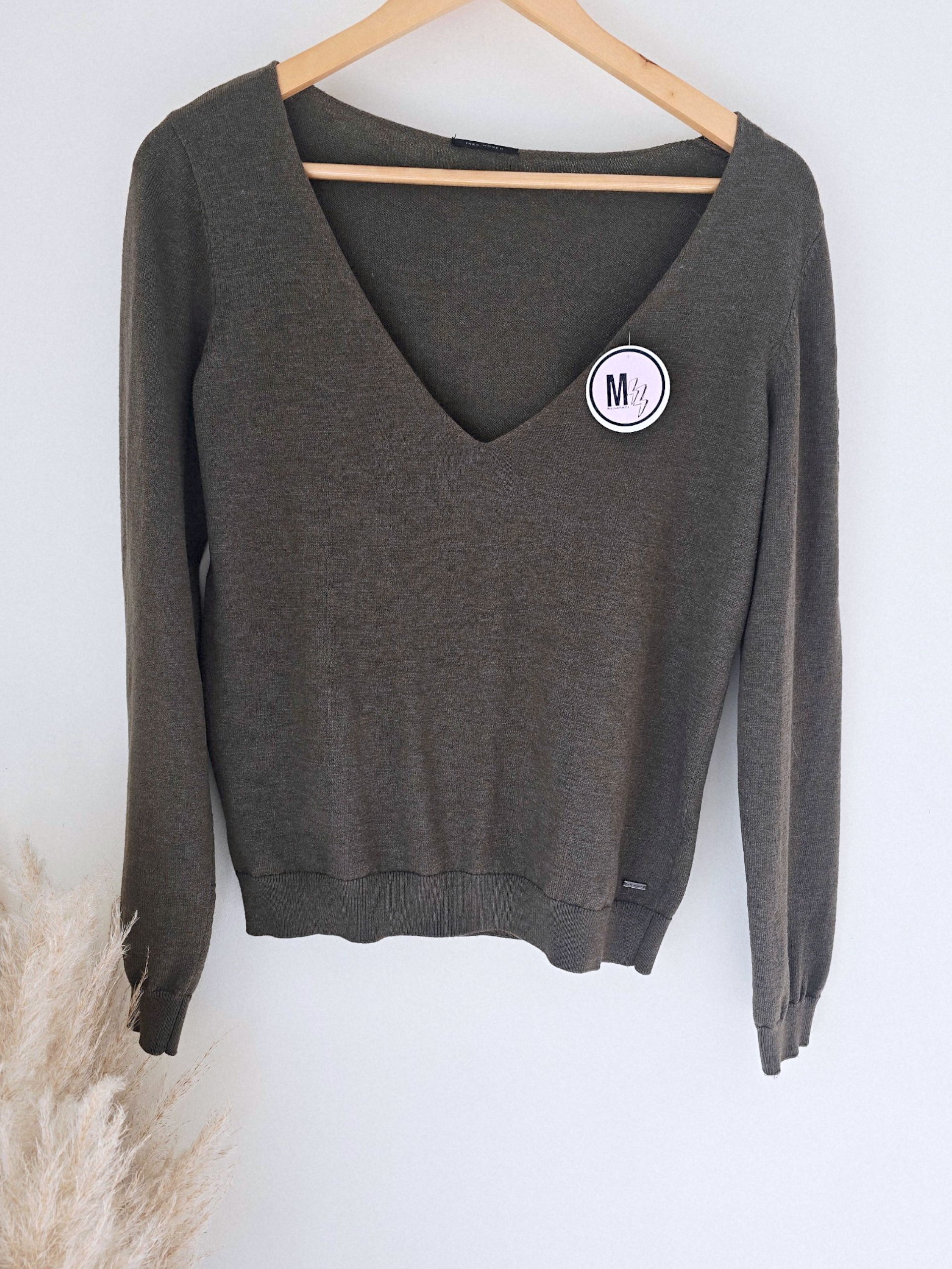 Pull kaki avec écusson à perles bijoux - 𝐌𝐚𝐫𝐢𝐧𝐚𝟒𝟒𝐟𝐚𝐦𝐢𝐥𝐲