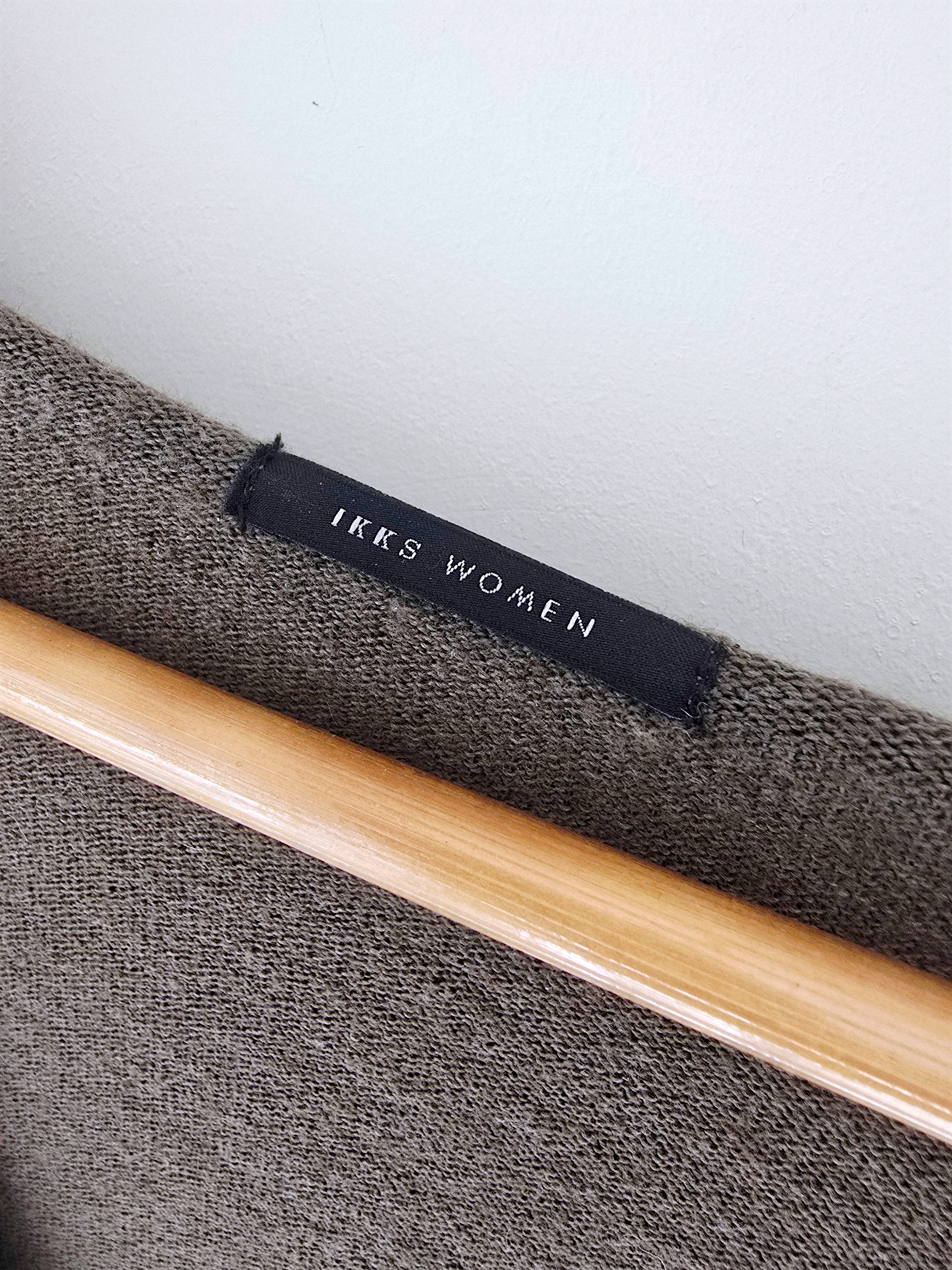 Pull kaki avec écusson à perles bijoux - 𝐌𝐚𝐫𝐢𝐧𝐚𝟒𝟒𝐟𝐚𝐦𝐢𝐥𝐲