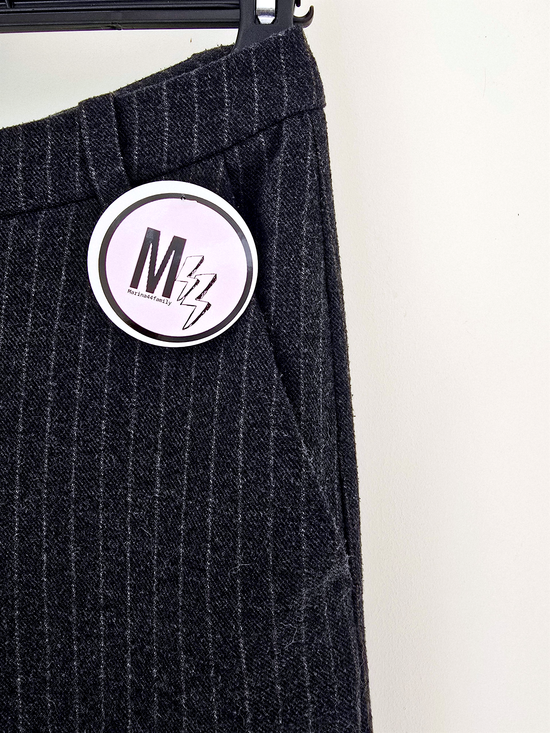 Pantalon droit gris anthracite à fines rayures tabac - 𝐌𝐚𝐫𝐢𝐧𝐚𝟒𝟒𝐟𝐚𝐦𝐢𝐥𝐲