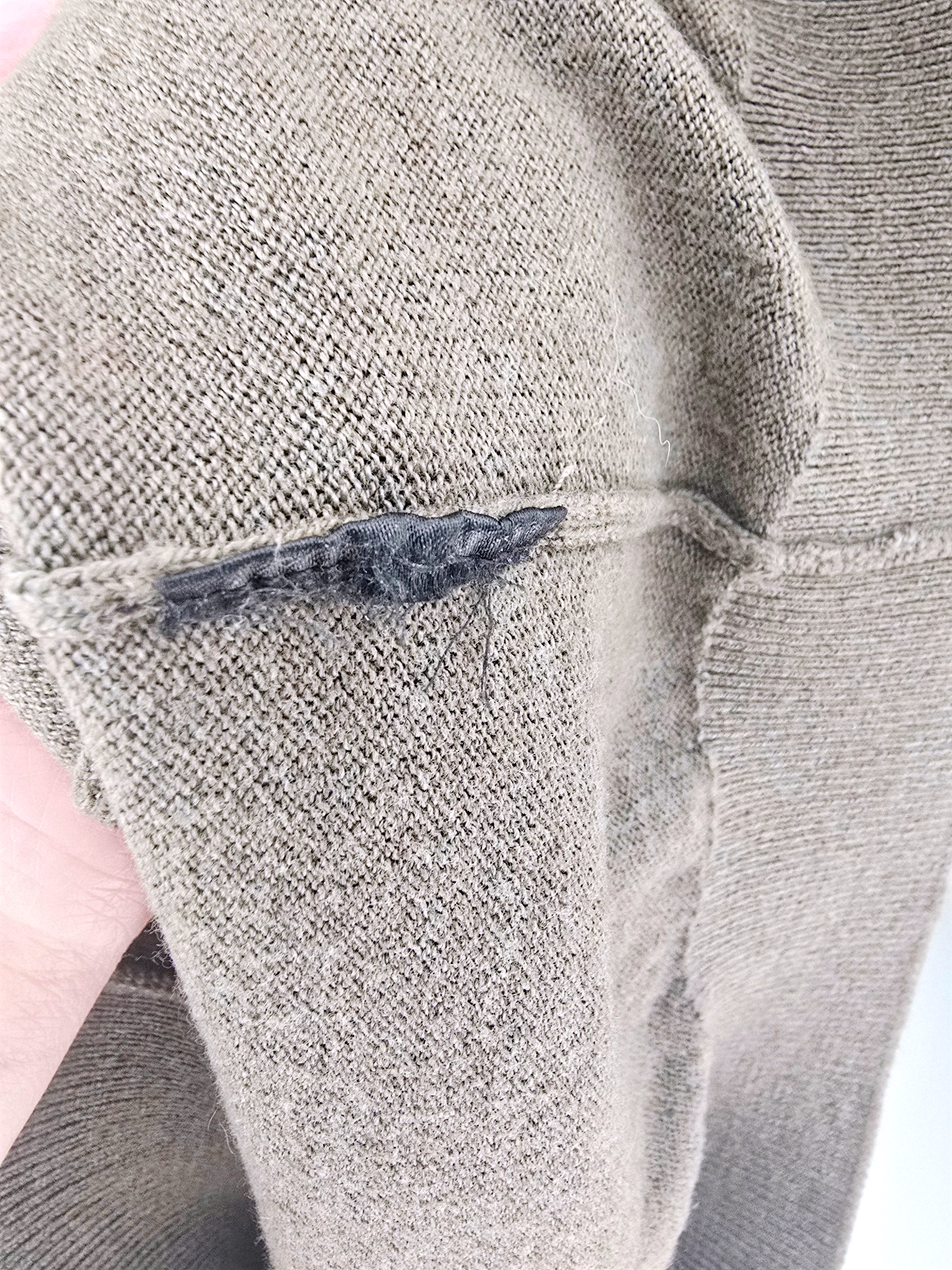 Pull kaki avec écusson à perles bijoux - 𝐌𝐚𝐫𝐢𝐧𝐚𝟒𝟒𝐟𝐚𝐦𝐢𝐥𝐲