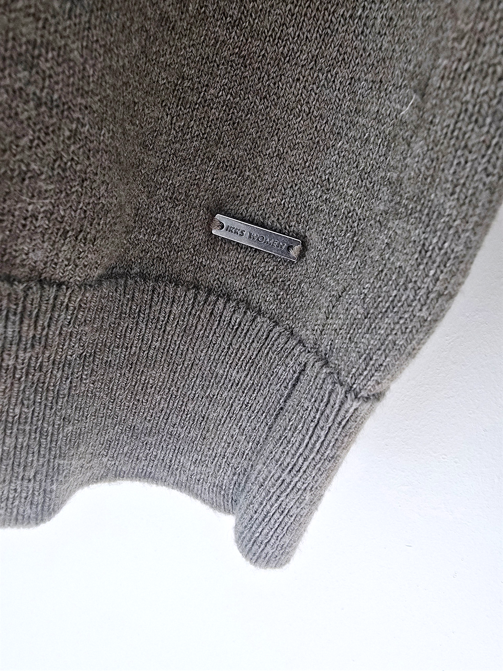 Pull kaki avec écusson à perles bijoux - 𝐌𝐚𝐫𝐢𝐧𝐚𝟒𝟒𝐟𝐚𝐦𝐢𝐥𝐲