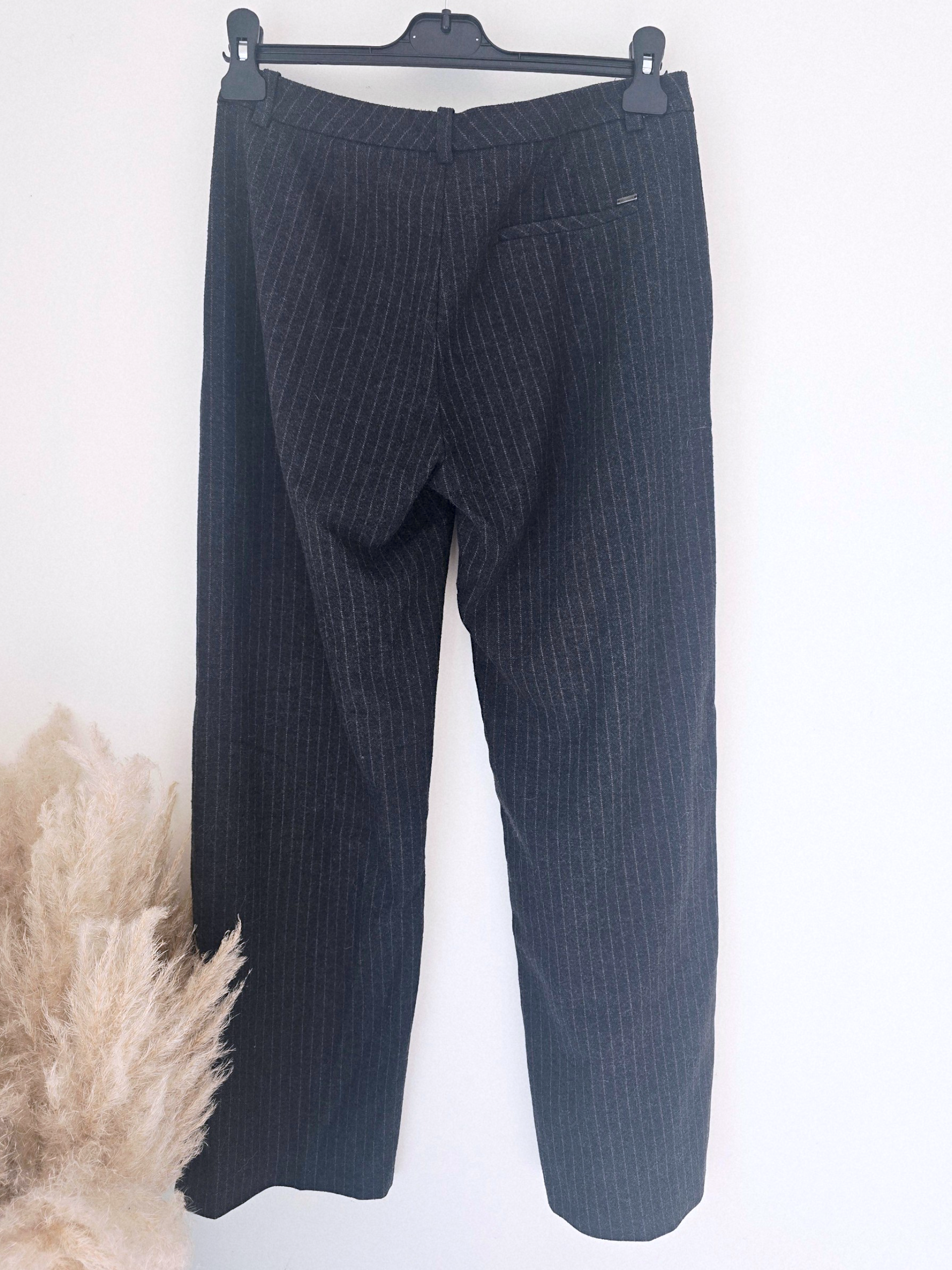 Pantalon droit gris anthracite à fines rayures tabac - 𝐌𝐚𝐫𝐢𝐧𝐚𝟒𝟒𝐟𝐚𝐦𝐢𝐥𝐲