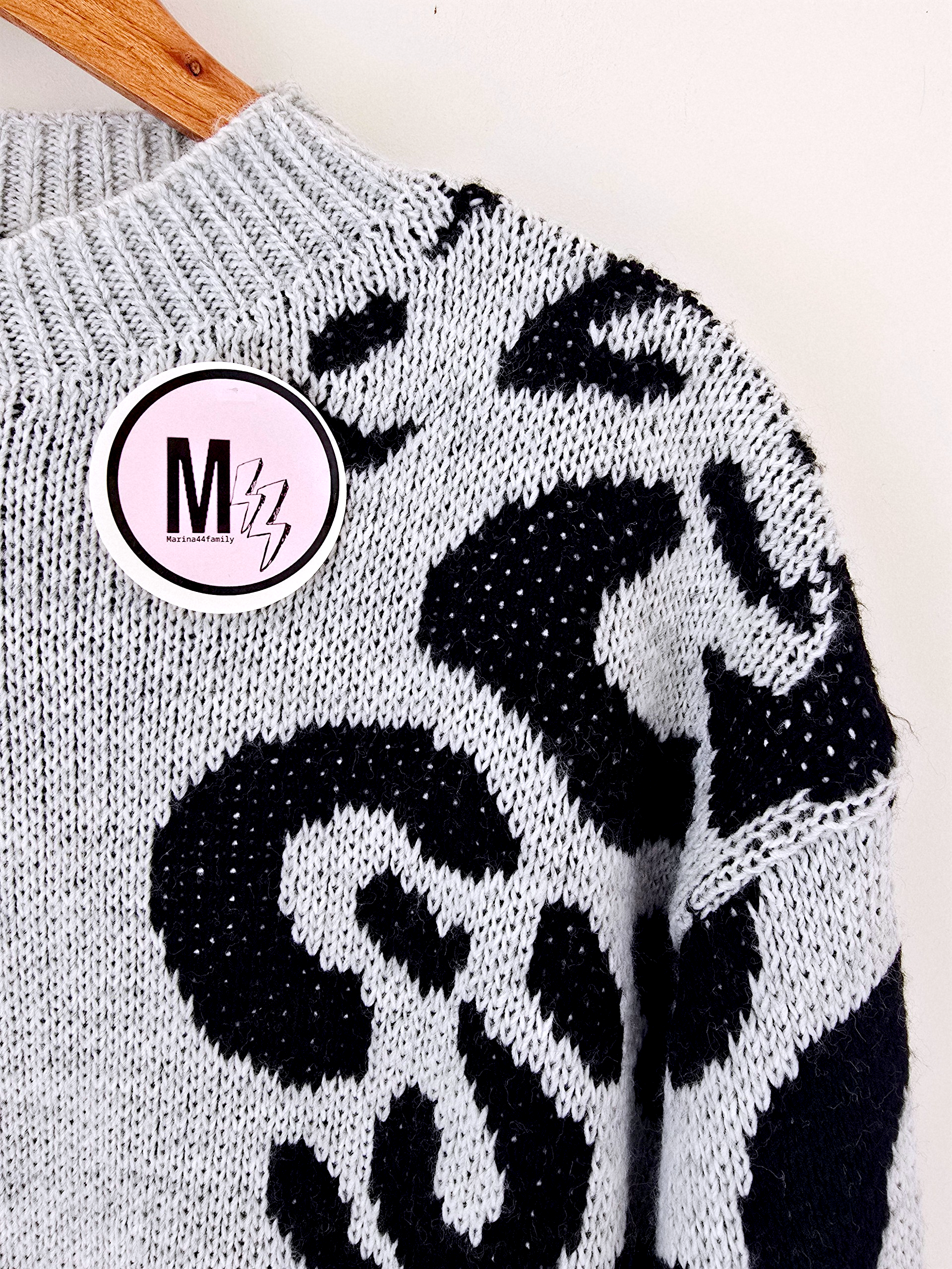 Pull gris à imprimé léopard noir - 𝐌𝐚𝐫𝐢𝐧𝐚𝟒𝟒𝐟𝐚𝐦𝐢𝐥𝐲