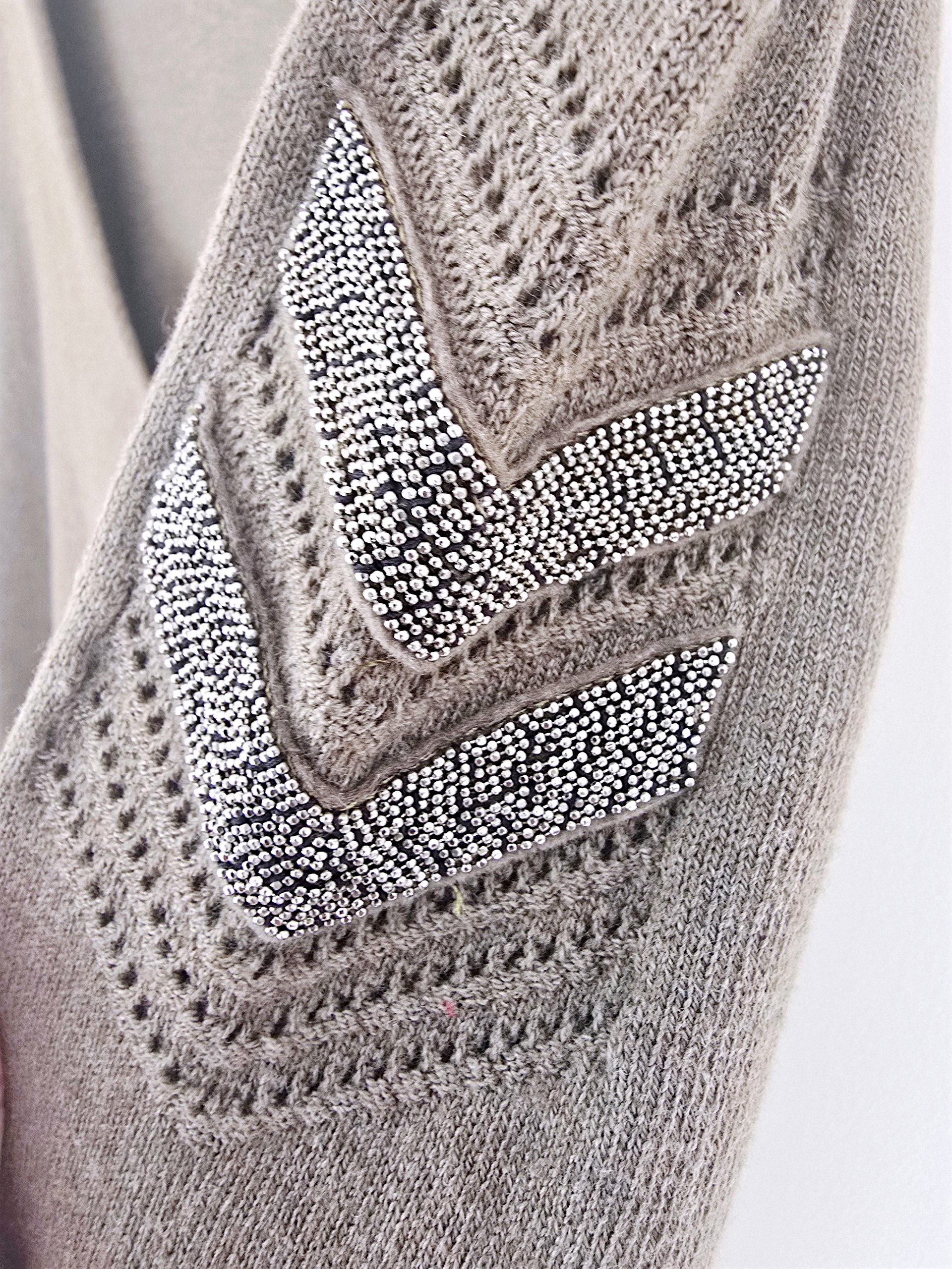 Pull kaki avec écusson à perles bijoux - 𝐌𝐚𝐫𝐢𝐧𝐚𝟒𝟒𝐟𝐚𝐦𝐢𝐥𝐲