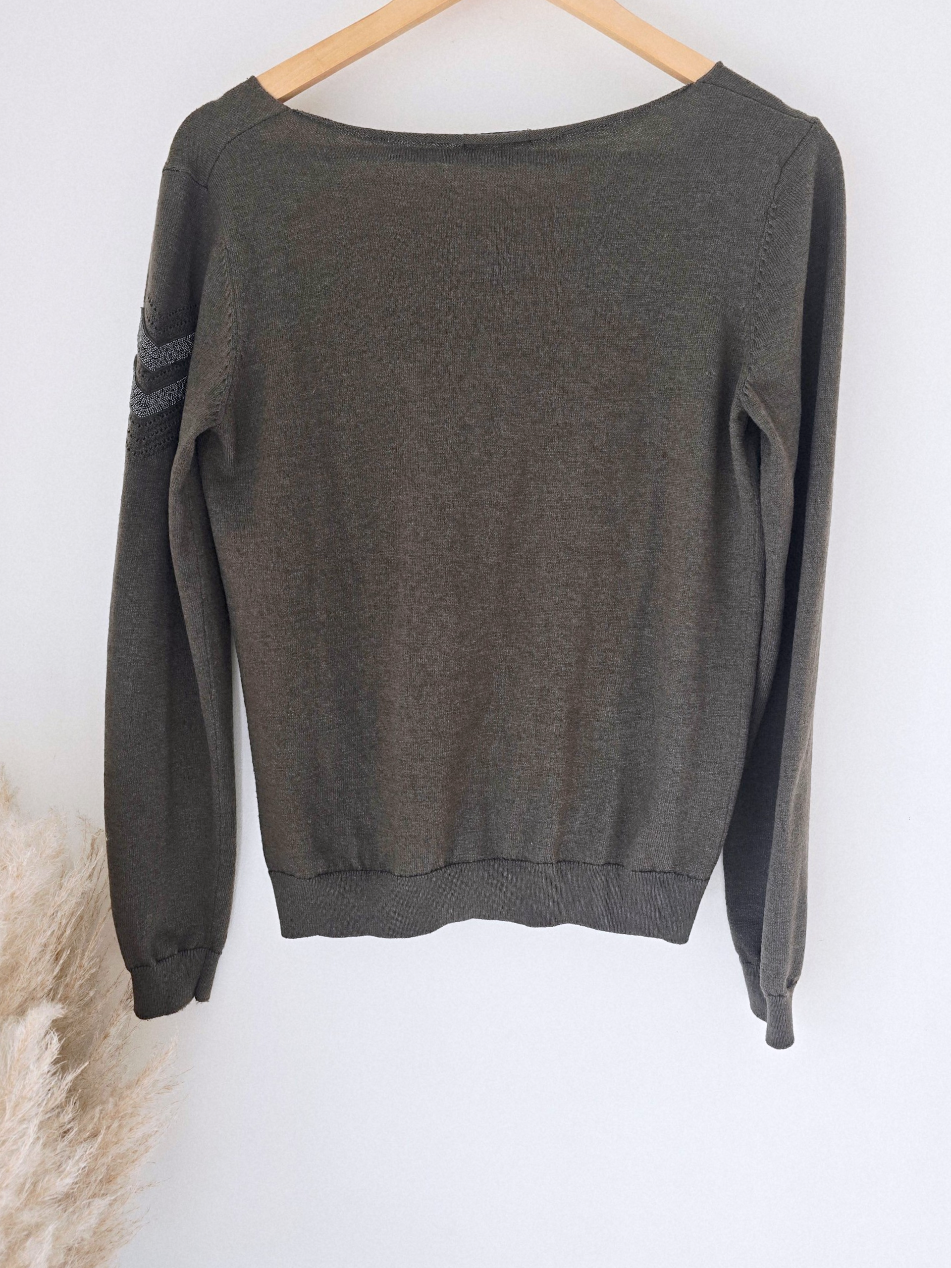 Pull kaki avec écusson à perles bijoux - 𝐌𝐚𝐫𝐢𝐧𝐚𝟒𝟒𝐟𝐚𝐦𝐢𝐥𝐲