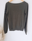 Pull kaki avec écusson à perles bijoux - 𝐌𝐚𝐫𝐢𝐧𝐚𝟒𝟒𝐟𝐚𝐦𝐢𝐥𝐲
