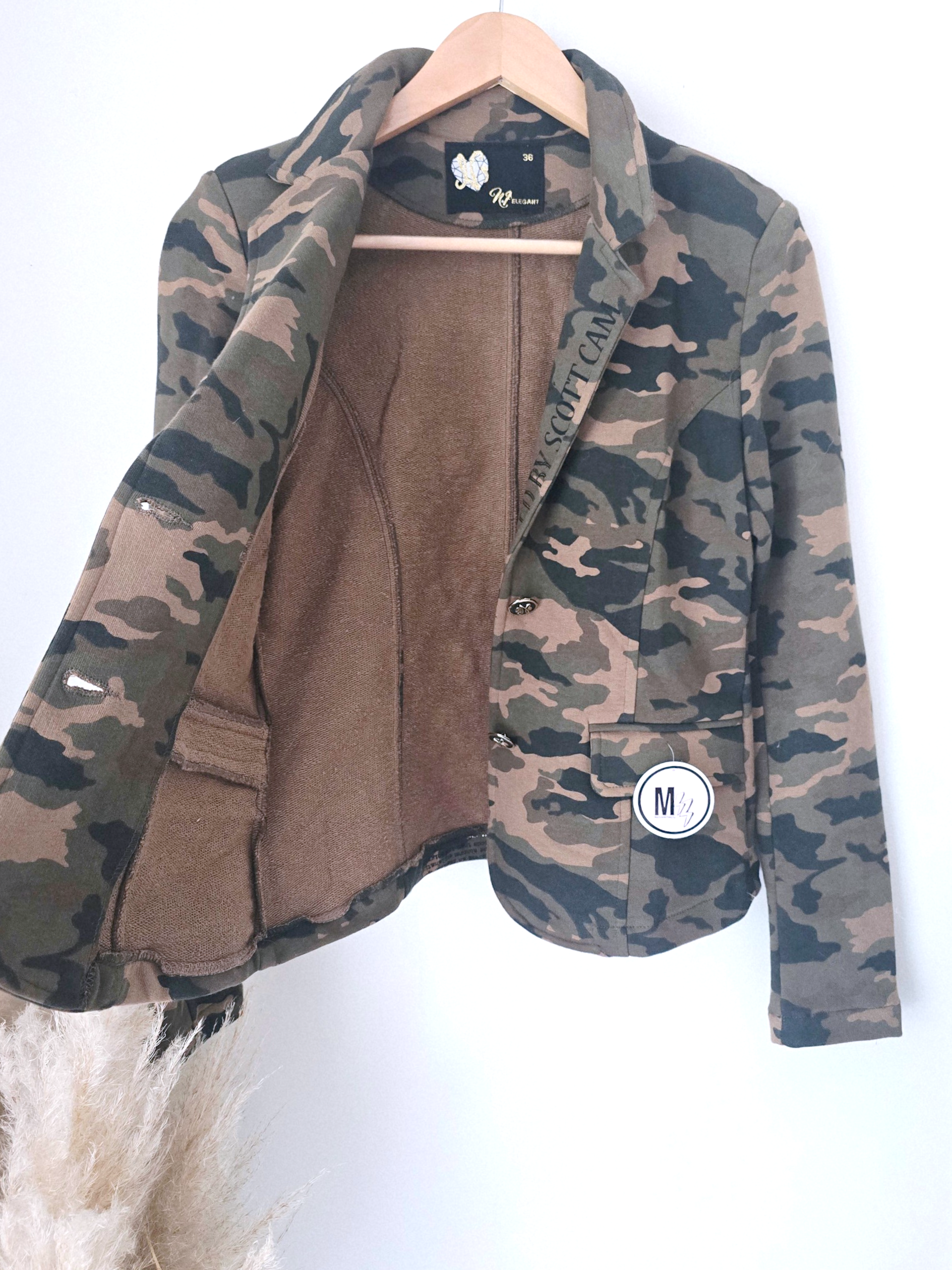 Veste cintrée camouflage kaki avec dessin et inscriptions dorées - 𝐌𝐚𝐫𝐢𝐧𝐚𝟒𝟒𝐟𝐚𝐦𝐢𝐥𝐲