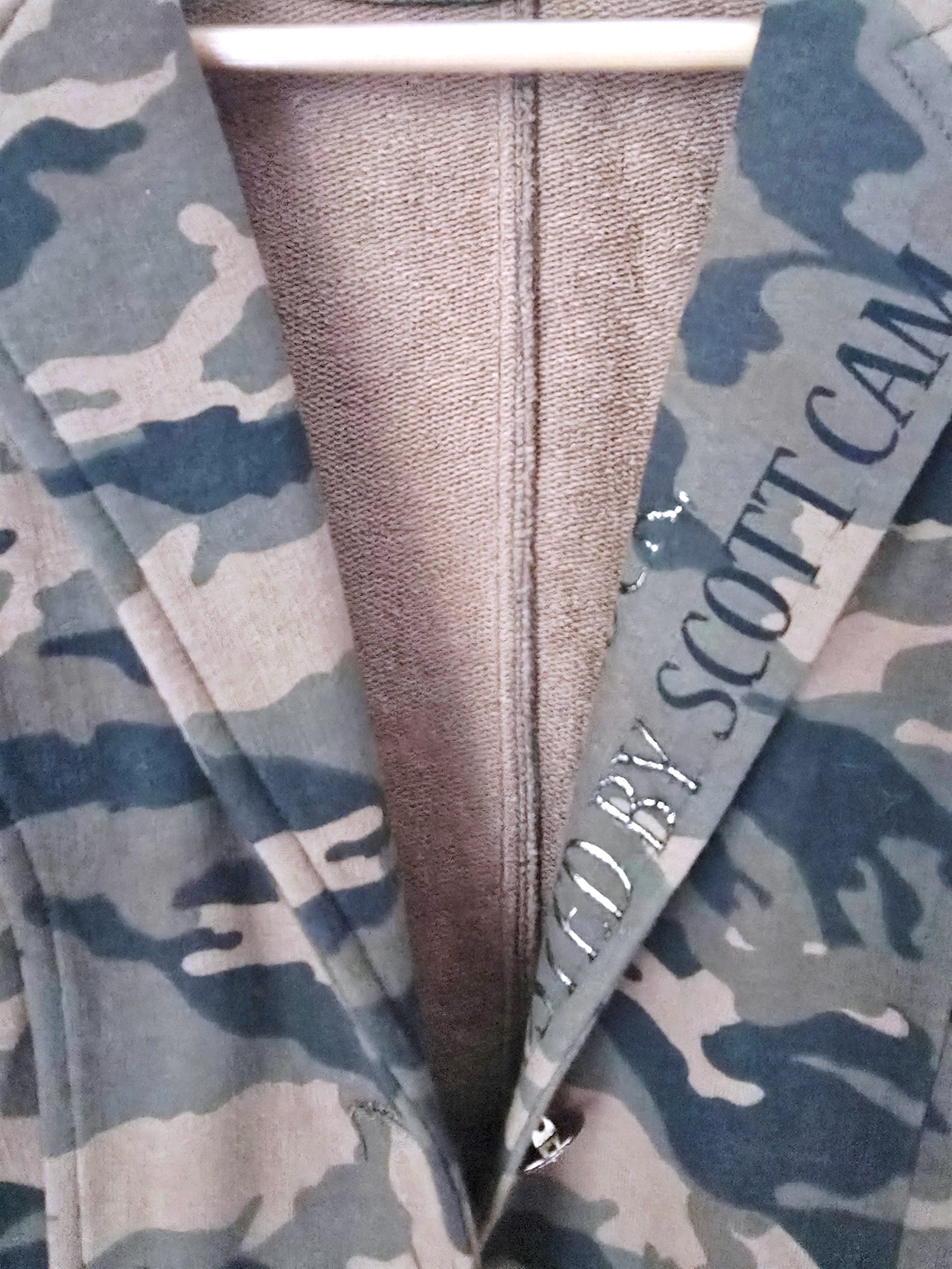 Veste cintrée camouflage kaki avec dessin et inscriptions dorées - 𝐌𝐚𝐫𝐢𝐧𝐚𝟒𝟒𝐟𝐚𝐦𝐢𝐥𝐲