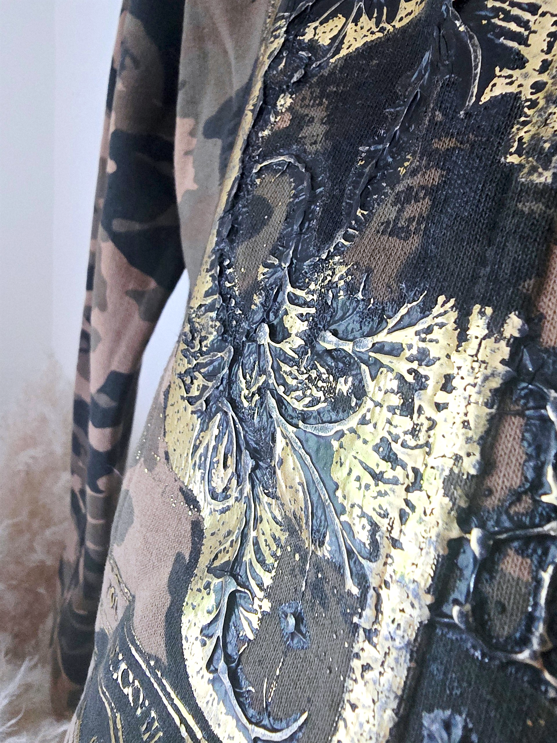 Veste cintrée camouflage kaki avec dessin et inscriptions dorées - 𝐌𝐚𝐫𝐢𝐧𝐚𝟒𝟒𝐟𝐚𝐦𝐢𝐥𝐲