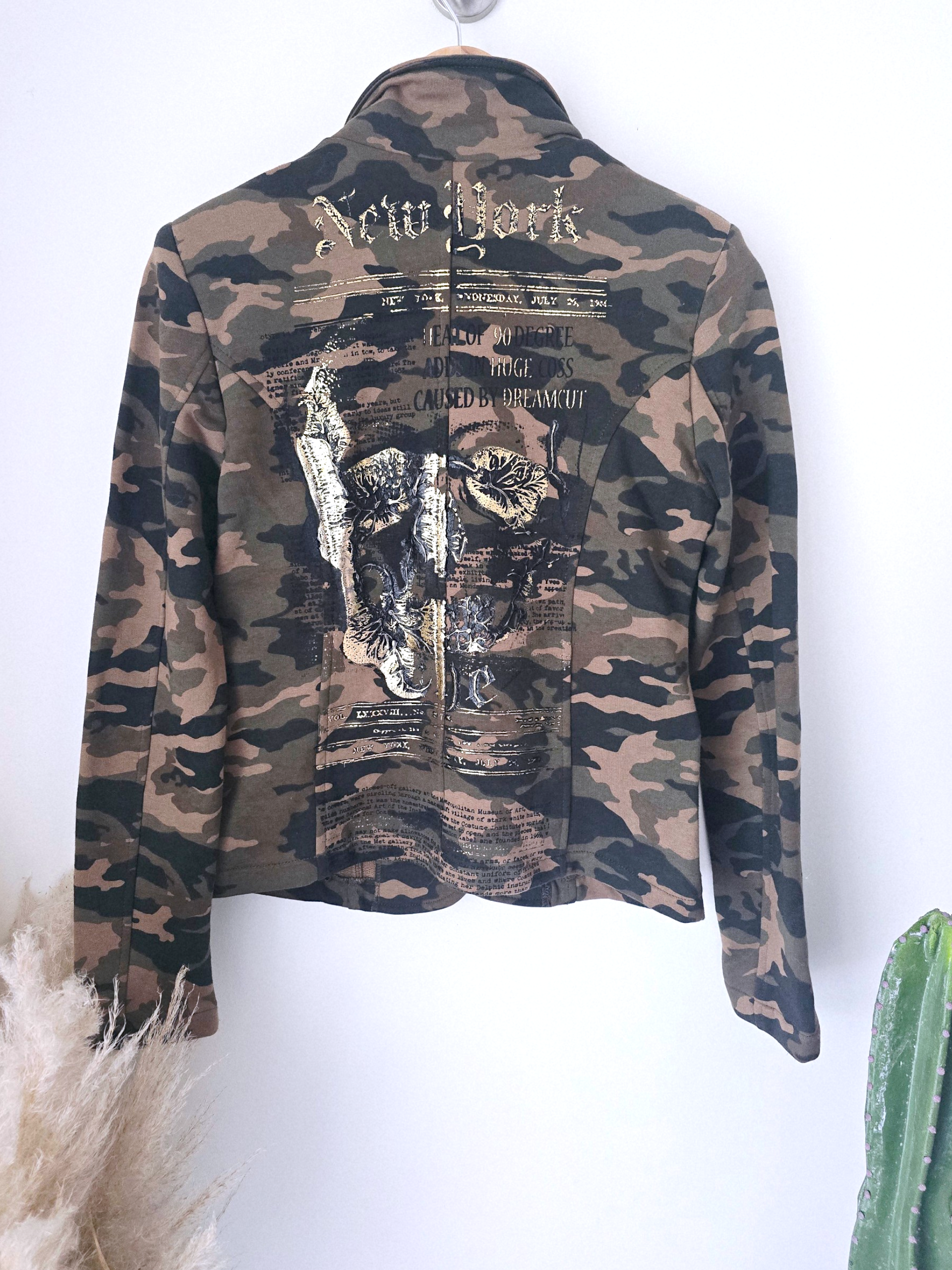 Veste cintrée camouflage kaki avec dessin et inscriptions dorées - 𝐌𝐚𝐫𝐢𝐧𝐚𝟒𝟒𝐟𝐚𝐦𝐢𝐥𝐲