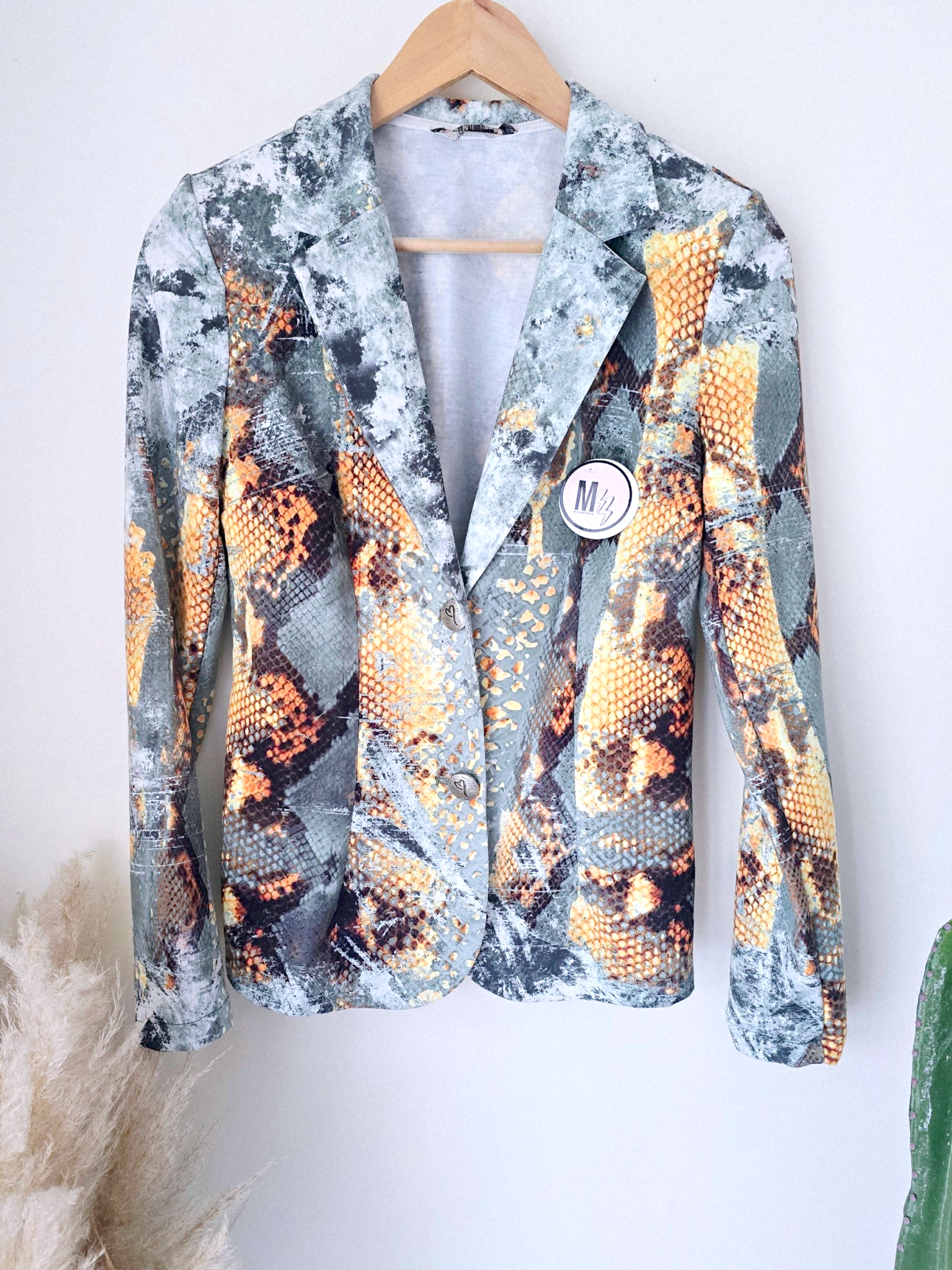 Veste cintrée à imprimé python vert et jaune, munie de strass - 𝐌𝐚𝐫𝐢𝐧𝐚𝟒𝟒𝐟𝐚𝐦𝐢𝐥𝐲