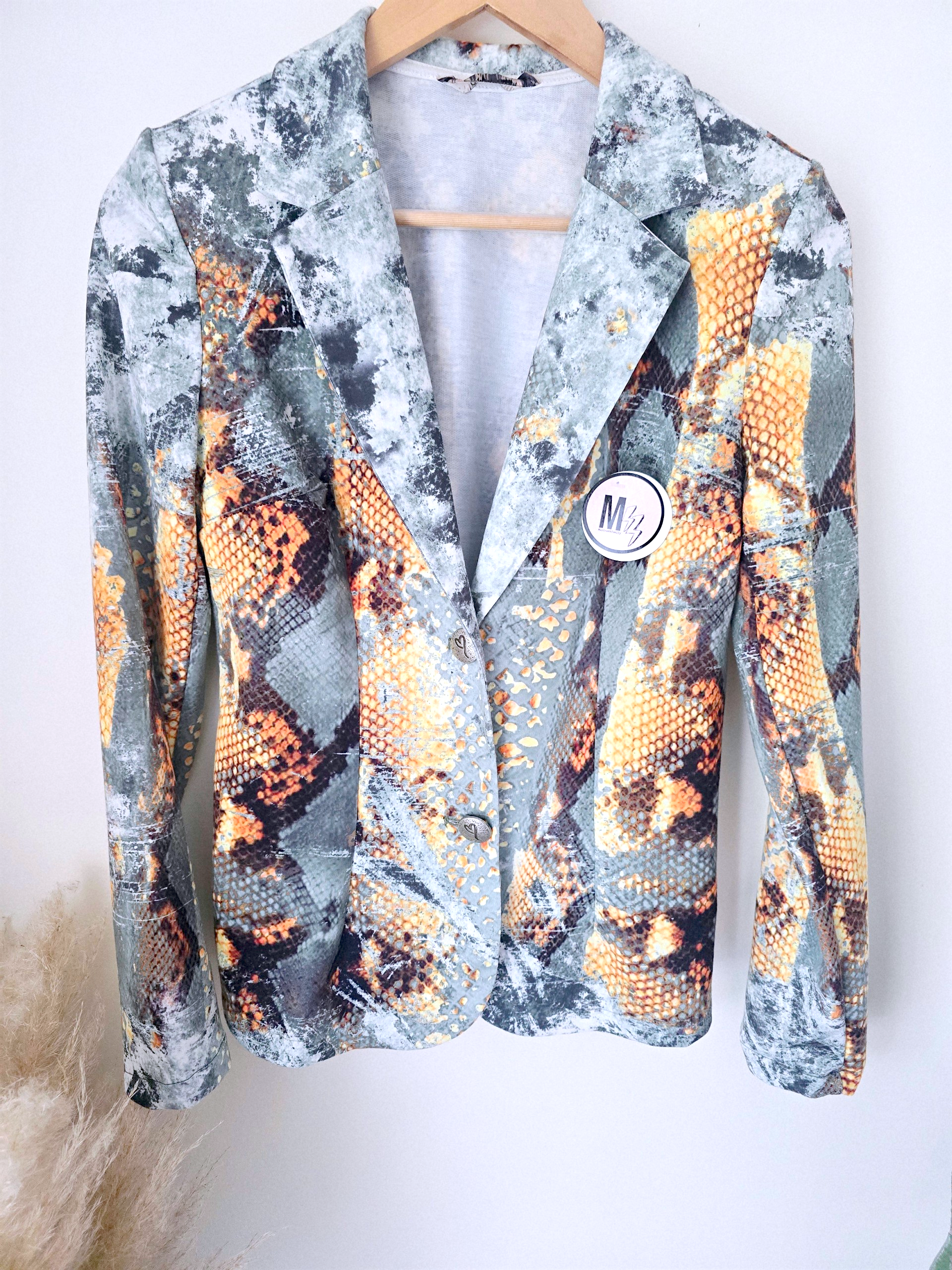 Veste cintrée à imprimé python vert et jaune, munie de strass - 𝐌𝐚𝐫𝐢𝐧𝐚𝟒𝟒𝐟𝐚𝐦𝐢𝐥𝐲