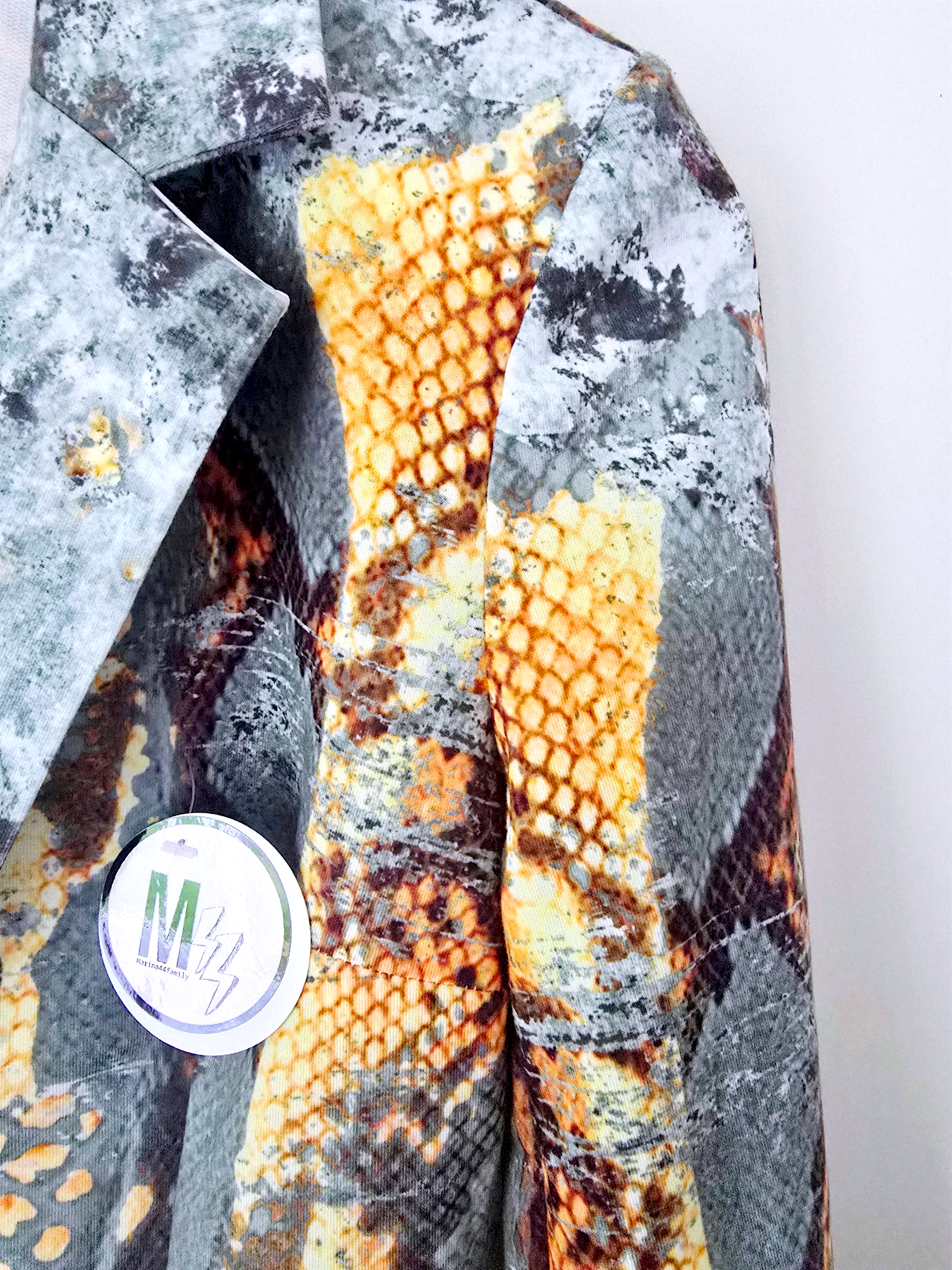 Veste cintrée à imprimé python vert et jaune, munie de strass - 𝐌𝐚𝐫𝐢𝐧𝐚𝟒𝟒𝐟𝐚𝐦𝐢𝐥𝐲