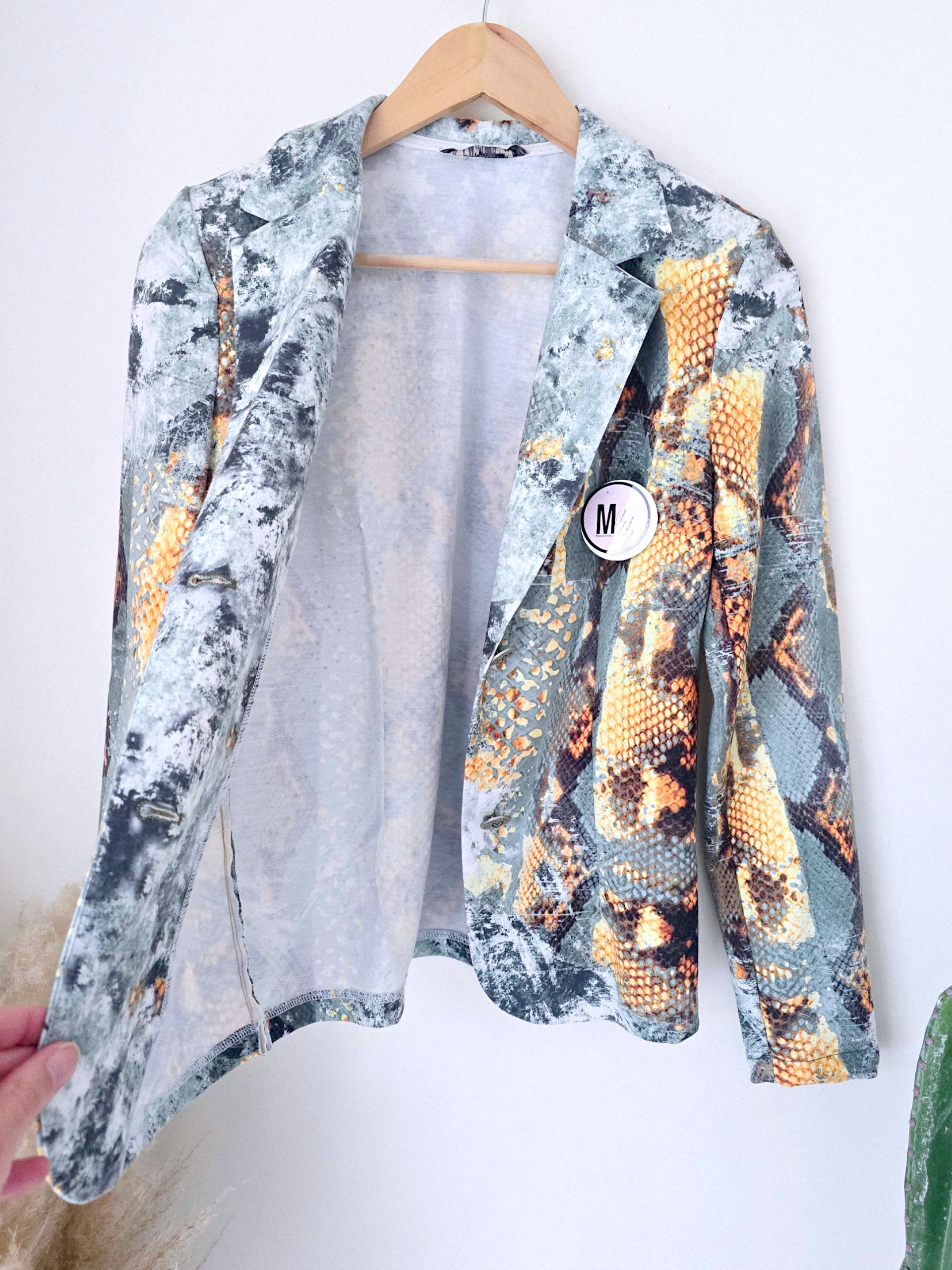 Veste cintrée à imprimé python vert et jaune, munie de strass - 𝐌𝐚𝐫𝐢𝐧𝐚𝟒𝟒𝐟𝐚𝐦𝐢𝐥𝐲