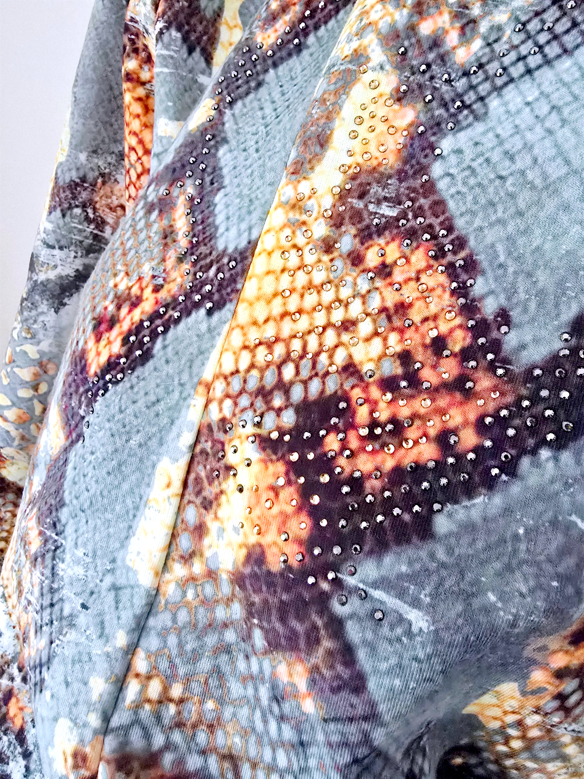 Veste cintrée à imprimé python vert et jaune, munie de strass - 𝐌𝐚𝐫𝐢𝐧𝐚𝟒𝟒𝐟𝐚𝐦𝐢𝐥𝐲