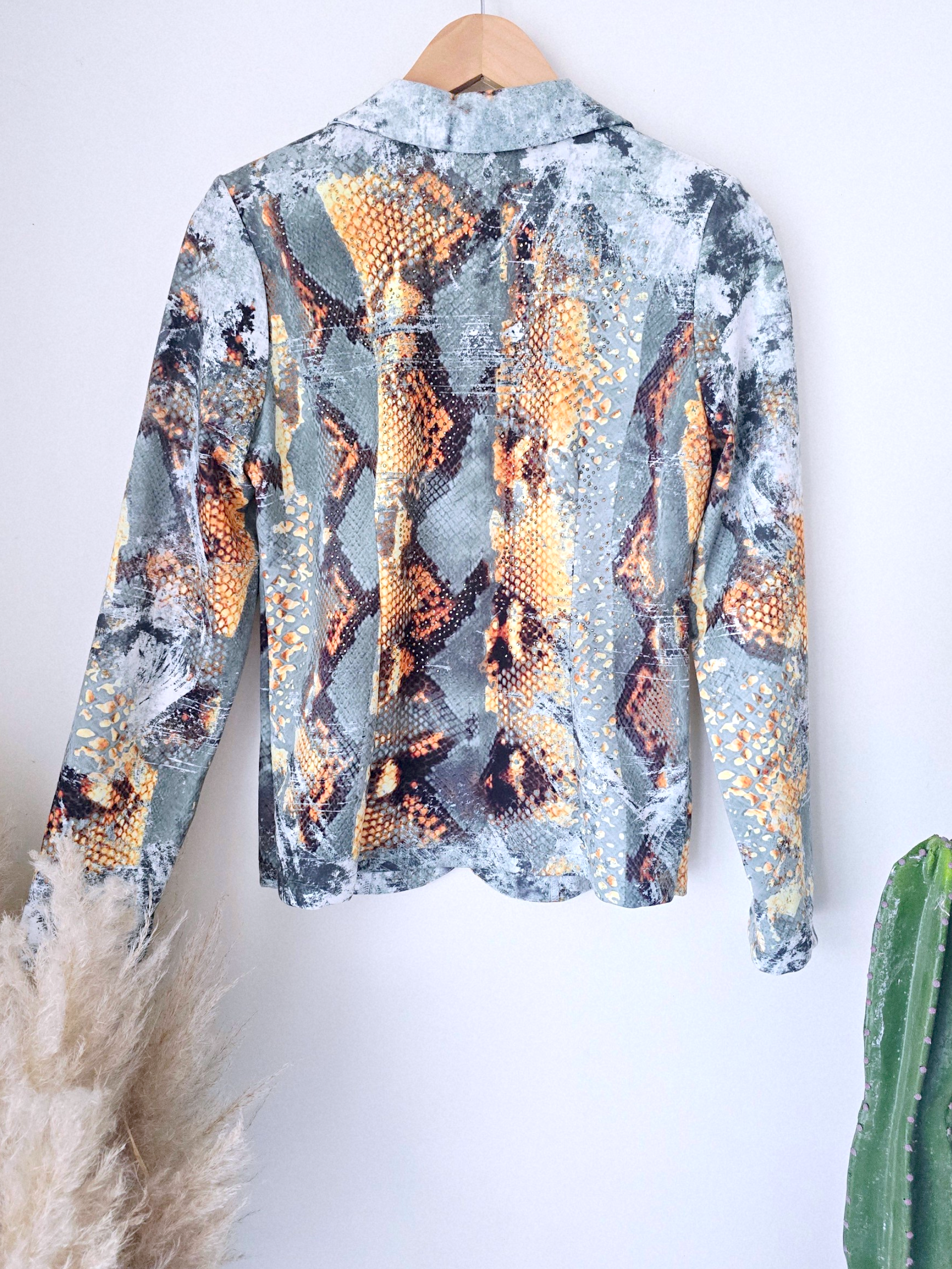 Veste cintrée à imprimé python vert et jaune, munie de strass - 𝐌𝐚𝐫𝐢𝐧𝐚𝟒𝟒𝐟𝐚𝐦𝐢𝐥𝐲