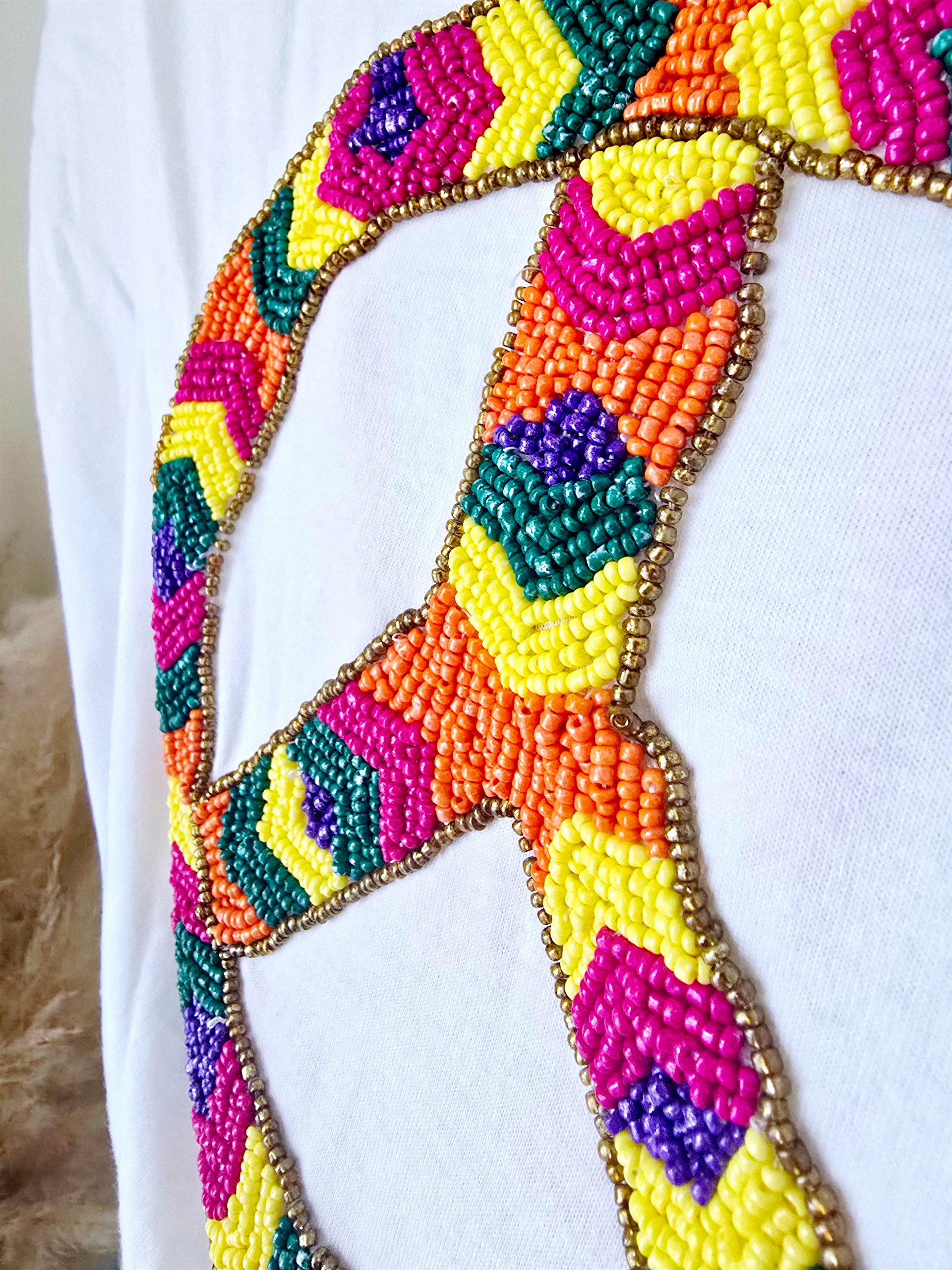T-shirt blanc muni de perles multicolores peace n'love - 𝐌𝐚𝐫𝐢𝐧𝐚𝟒𝟒𝐟𝐚𝐦𝐢𝐥𝐲