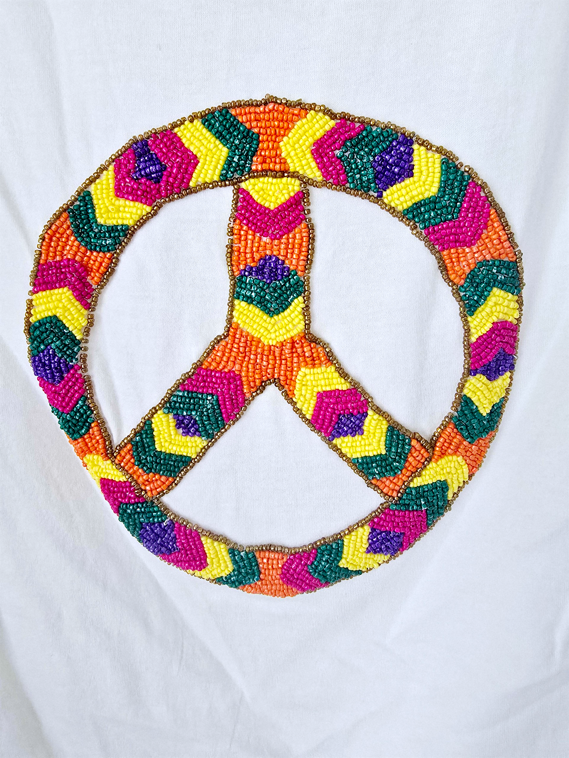 T-shirt blanc muni de perles multicolores peace n'love - 𝐌𝐚𝐫𝐢𝐧𝐚𝟒𝟒𝐟𝐚𝐦𝐢𝐥𝐲