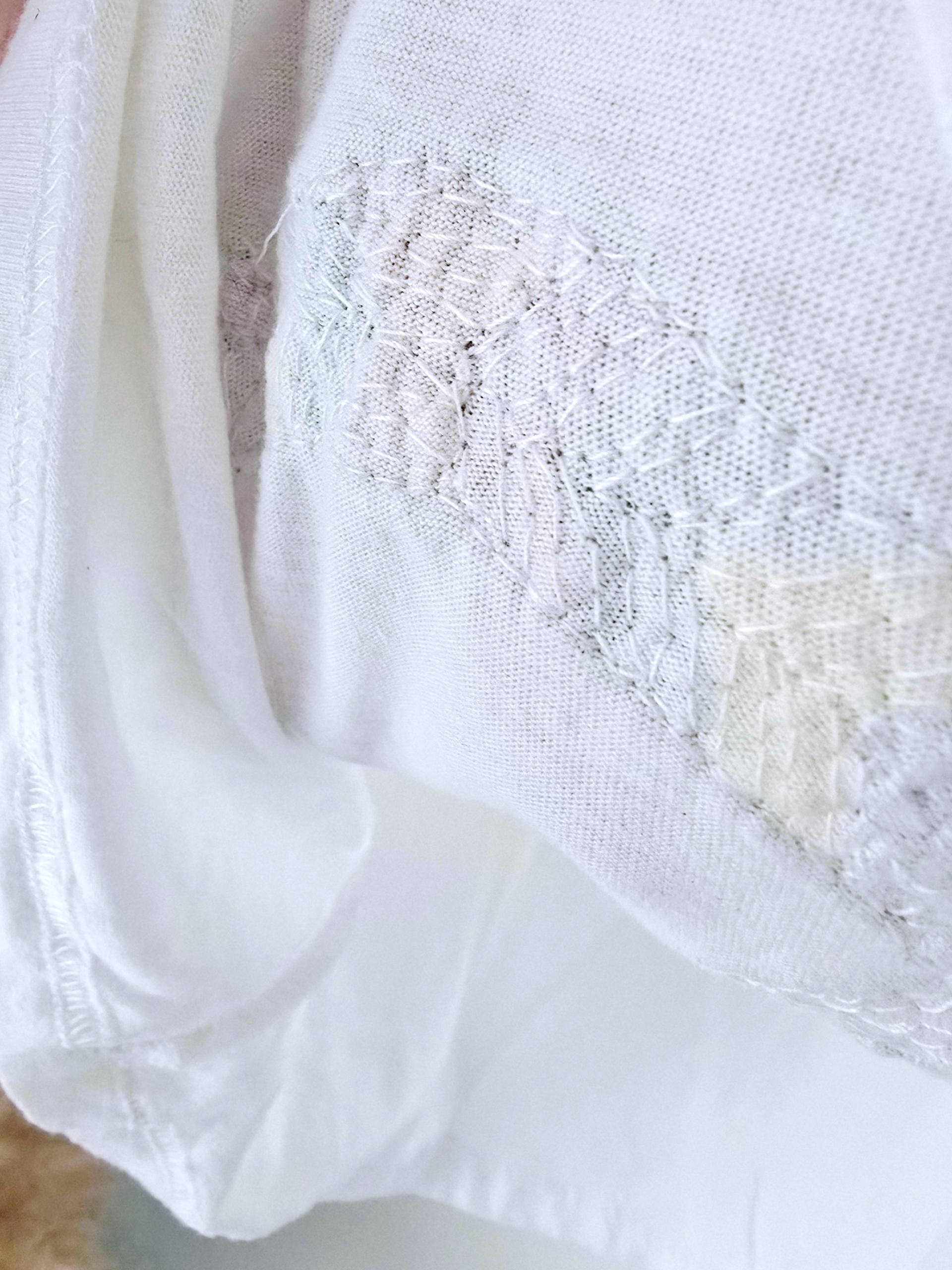 T-shirt blanc muni de perles multicolores peace n'love - 𝐌𝐚𝐫𝐢𝐧𝐚𝟒𝟒𝐟𝐚𝐦𝐢𝐥𝐲