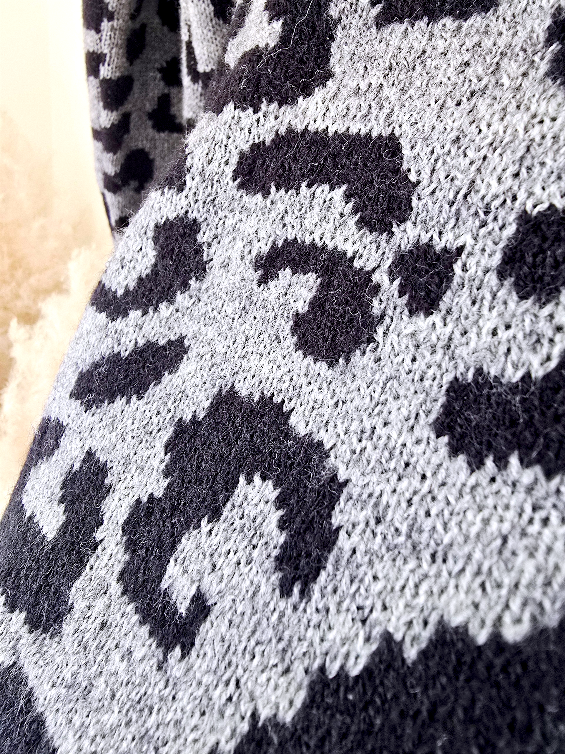 Pull gris à imprimé léopard noir - 𝐌𝐚𝐫𝐢𝐧𝐚𝟒𝟒𝐟𝐚𝐦𝐢𝐥𝐲