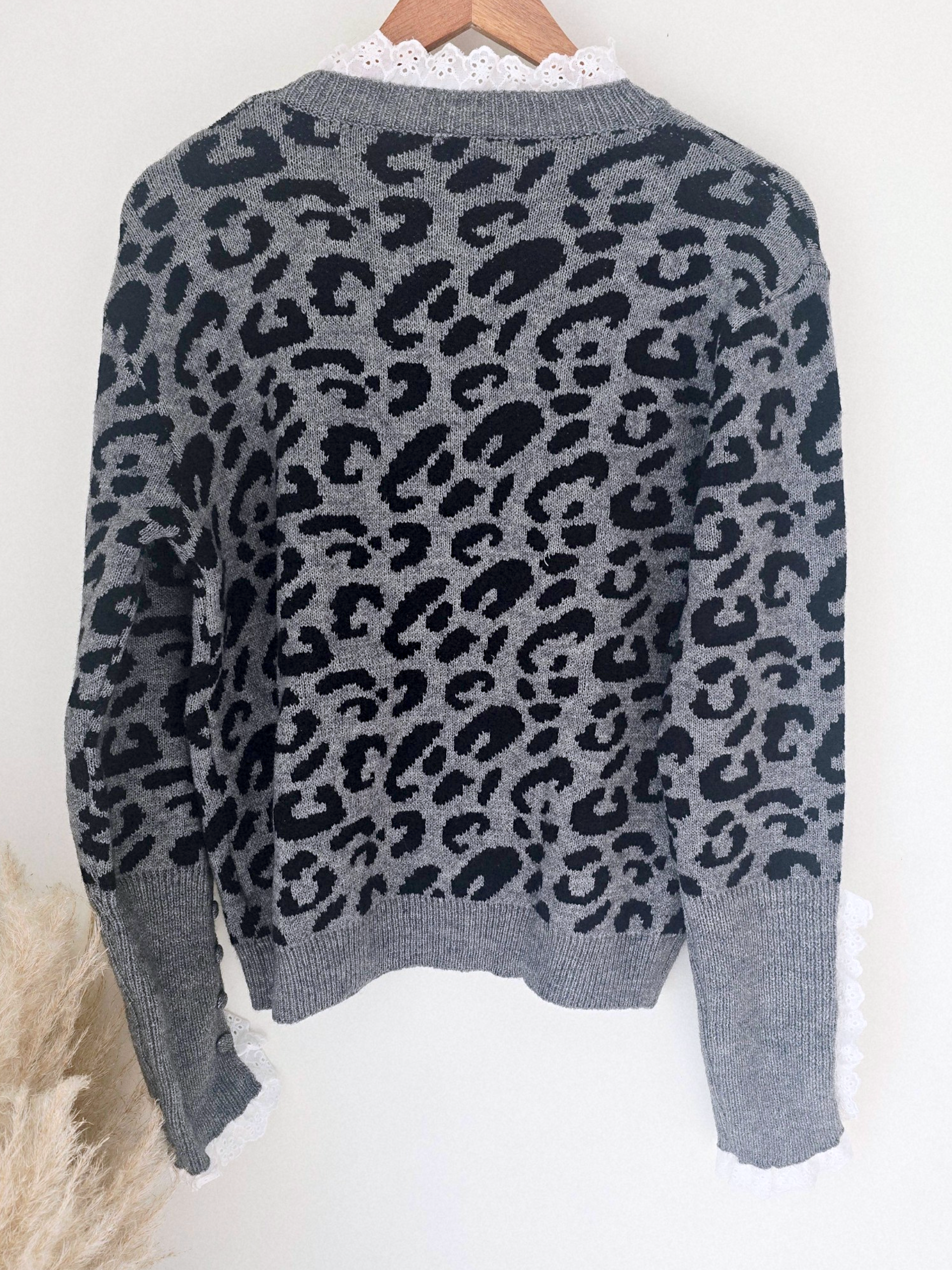 Pull gris à imprimé léopard noir - 𝐌𝐚𝐫𝐢𝐧𝐚𝟒𝟒𝐟𝐚𝐦𝐢𝐥𝐲