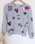 Pull gris à écussons - 𝐌𝐚𝐫𝐢𝐧𝐚𝟒𝟒𝐟𝐚𝐦𝐢𝐥𝐲