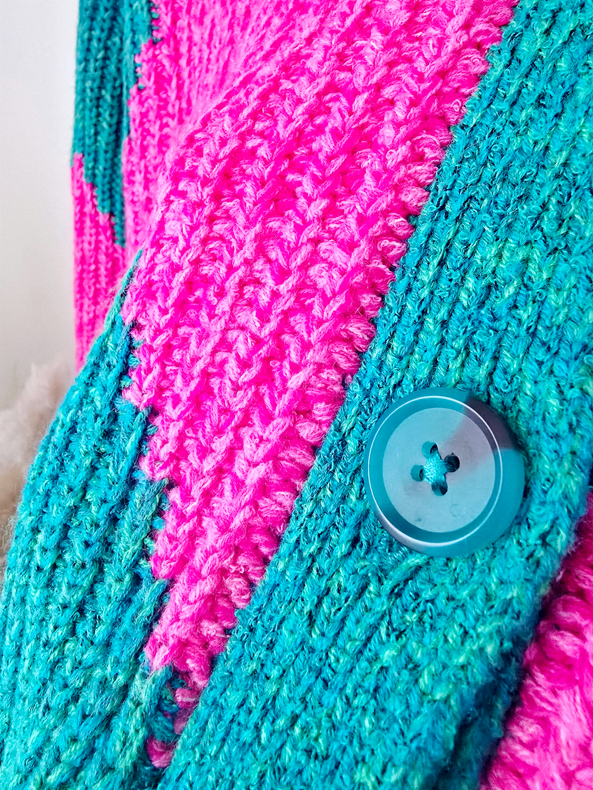 Cardigan à imprimé géométrique rose fuchsia et vert. - 𝐌𝐚𝐫𝐢𝐧𝐚𝟒𝟒𝐟𝐚𝐦𝐢𝐥𝐲