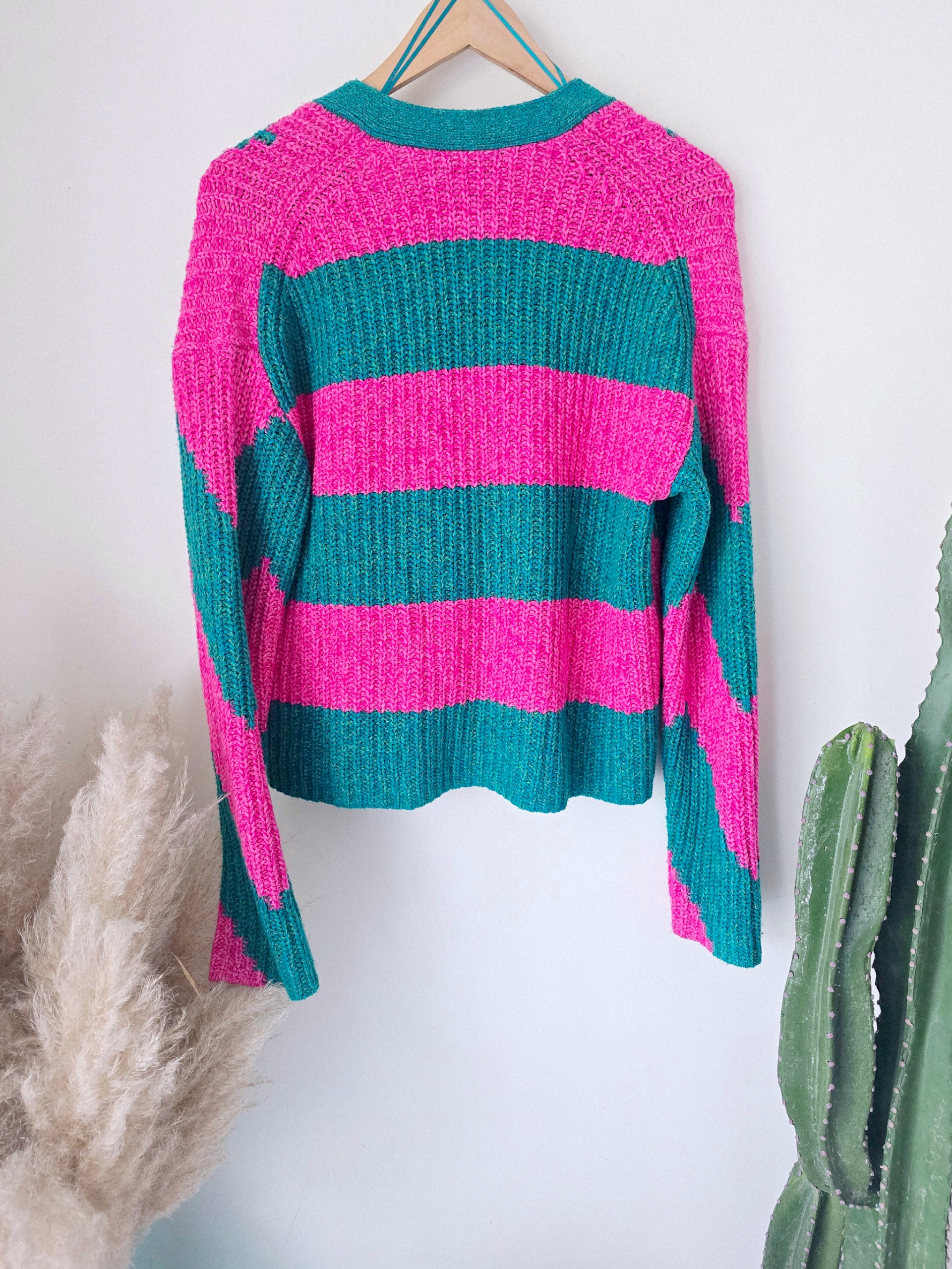 Cardigan à imprimé géométrique rose fuchsia et vert. - 𝐌𝐚𝐫𝐢𝐧𝐚𝟒𝟒𝐟𝐚𝐦𝐢𝐥𝐲