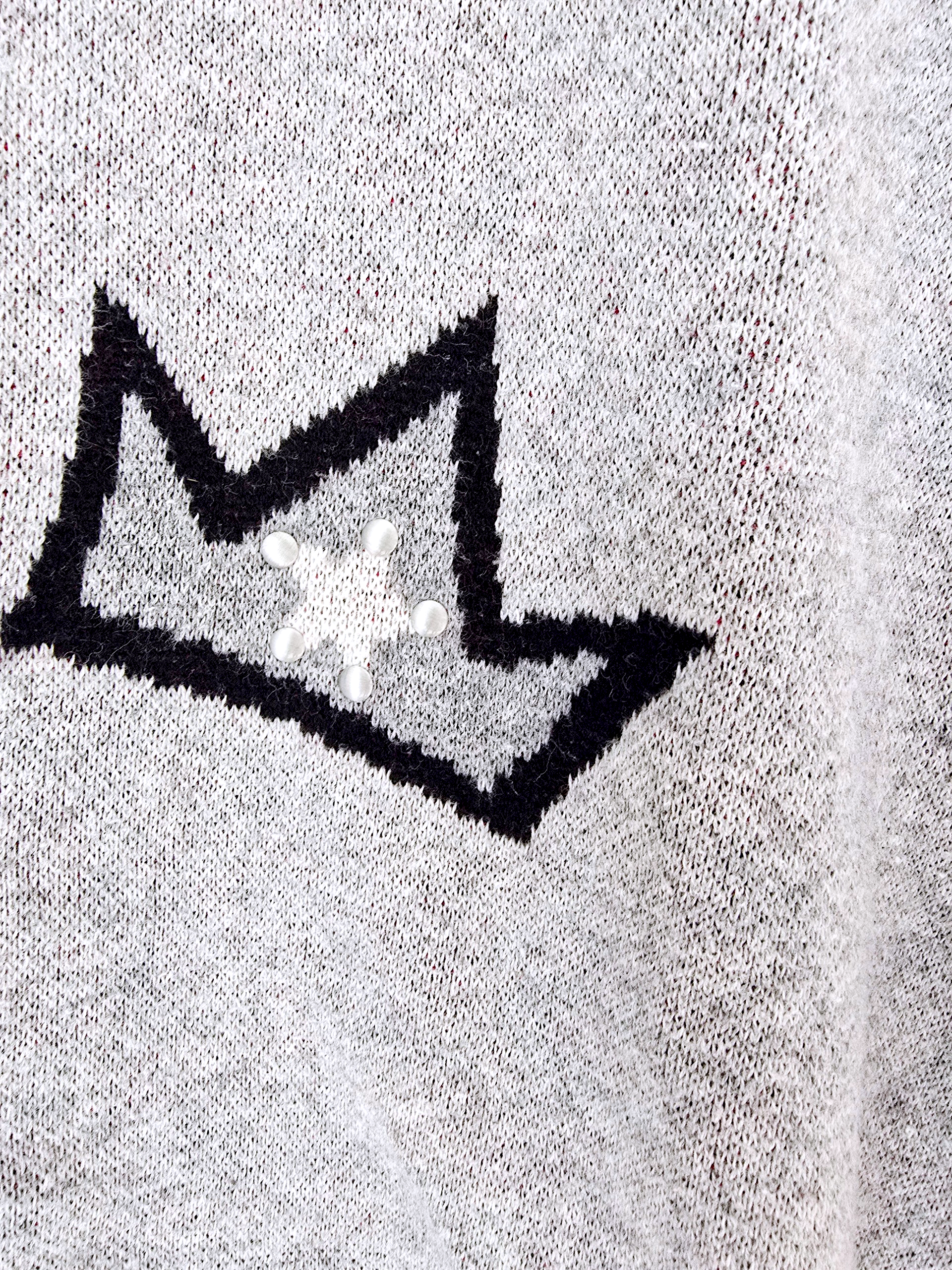 Pull gris à écussons - 𝐌𝐚𝐫𝐢𝐧𝐚𝟒𝟒𝐟𝐚𝐦𝐢𝐥𝐲