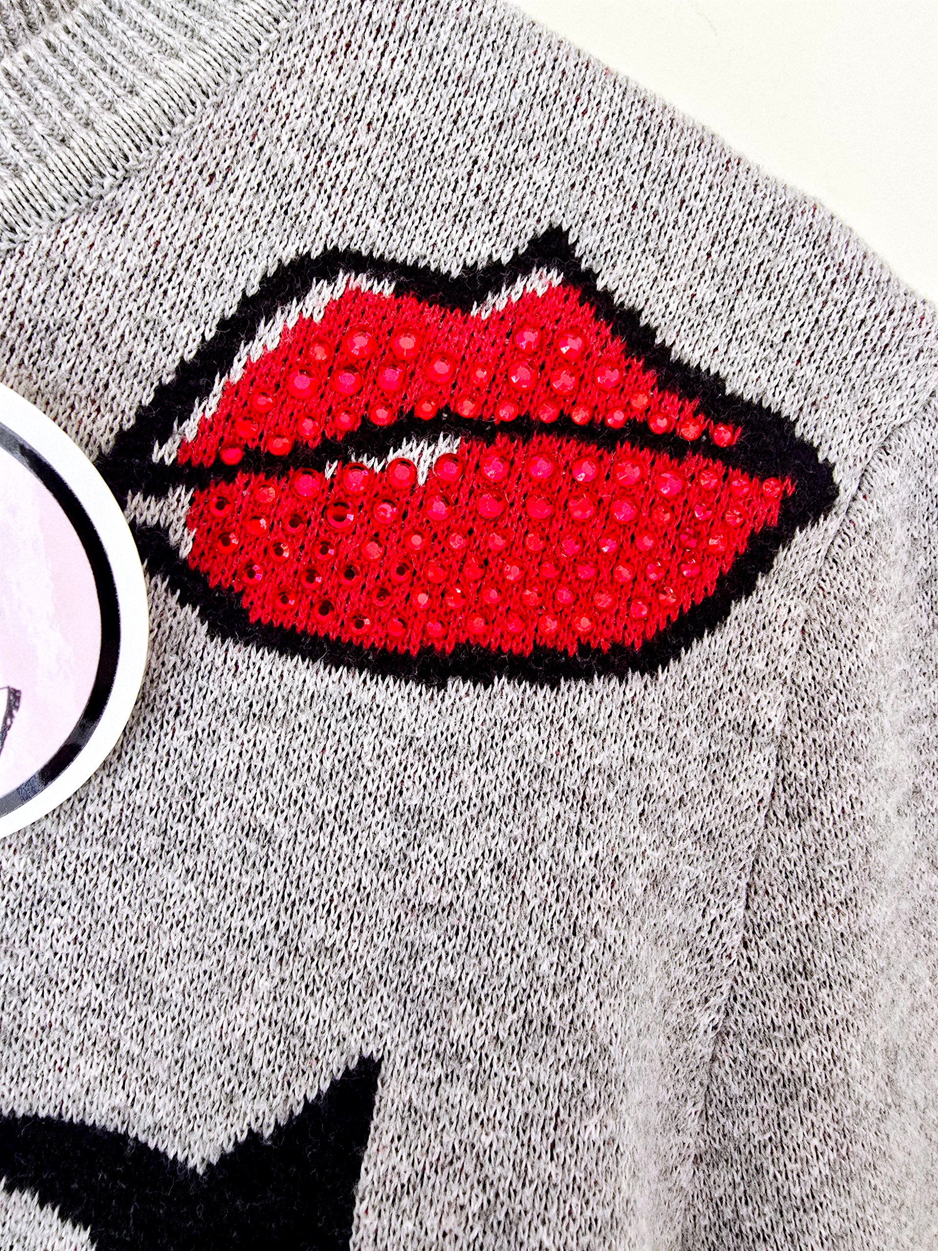 Pull gris à écussons - 𝐌𝐚𝐫𝐢𝐧𝐚𝟒𝟒𝐟𝐚𝐦𝐢𝐥𝐲