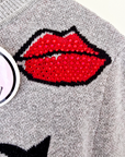 Pull gris à écussons - 𝐌𝐚𝐫𝐢𝐧𝐚𝟒𝟒𝐟𝐚𝐦𝐢𝐥𝐲