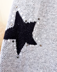 Pull gris à écussons - 𝐌𝐚𝐫𝐢𝐧𝐚𝟒𝟒𝐟𝐚𝐦𝐢𝐥𝐲