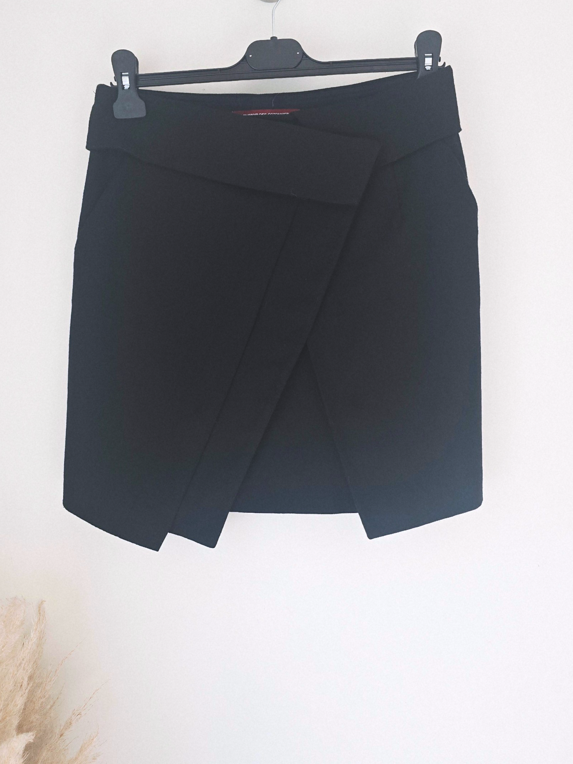 Jupe noire coupe tulipe - 𝐌𝐚𝐫𝐢𝐧𝐚𝟒𝟒𝐟𝐚𝐦𝐢𝐥𝐲