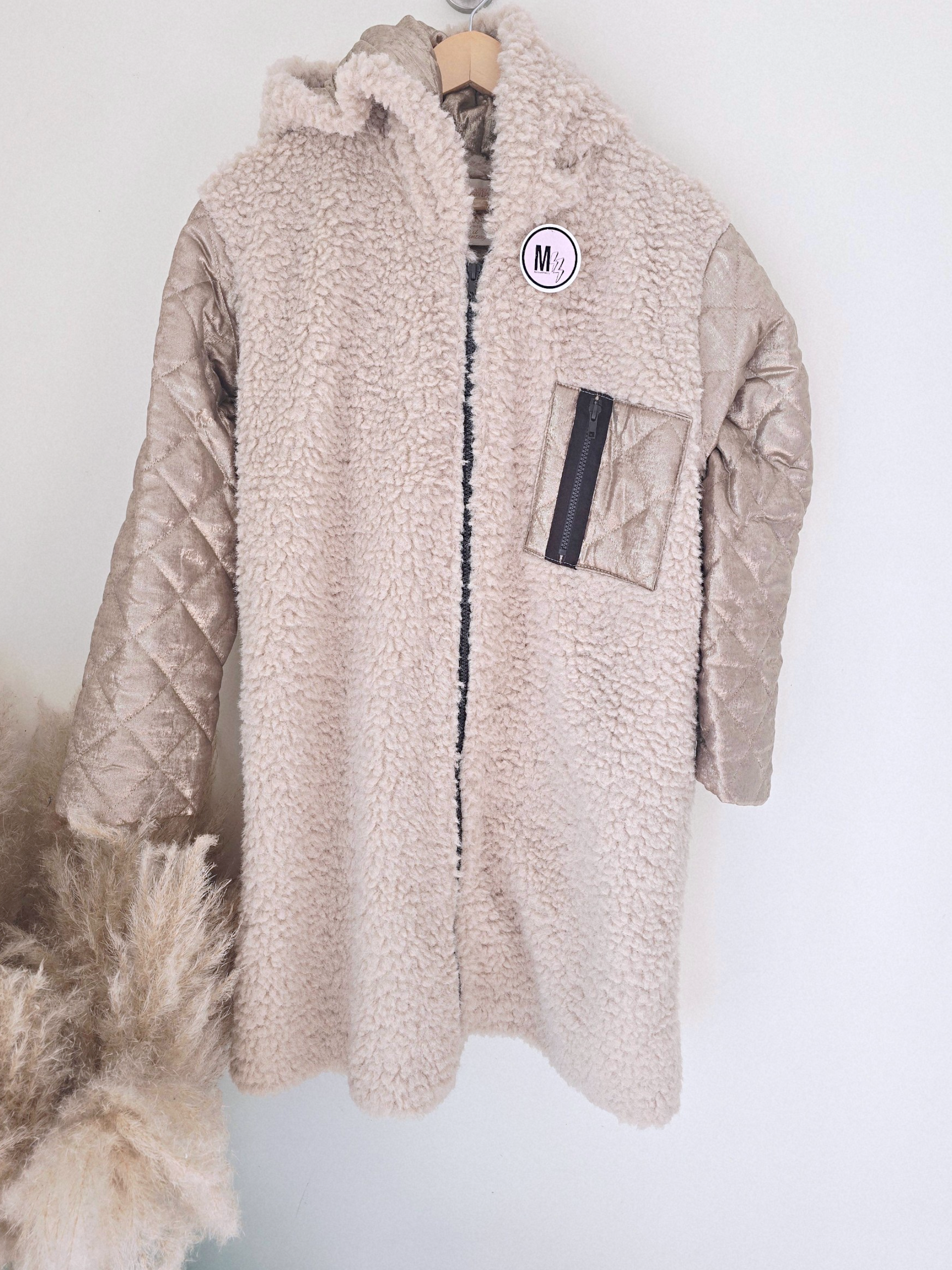 Manteau bouclette beige à manches dorées - 𝐌𝐚𝐫𝐢𝐧𝐚𝟒𝟒𝐟𝐚𝐦𝐢𝐥𝐲